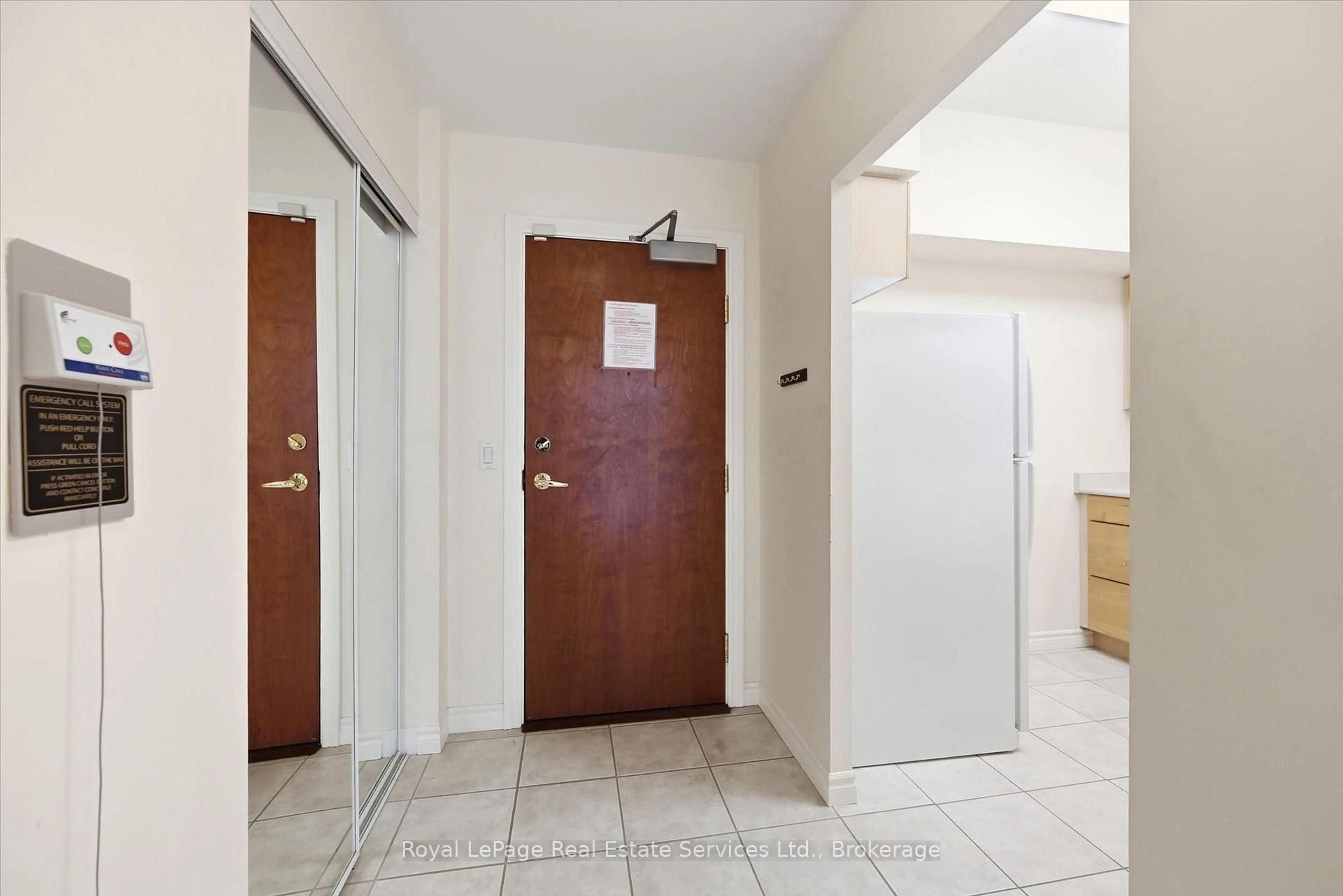 Indoor foyer for 100 Burloak Dr #1510, Burlington Ontario L7L 6P6