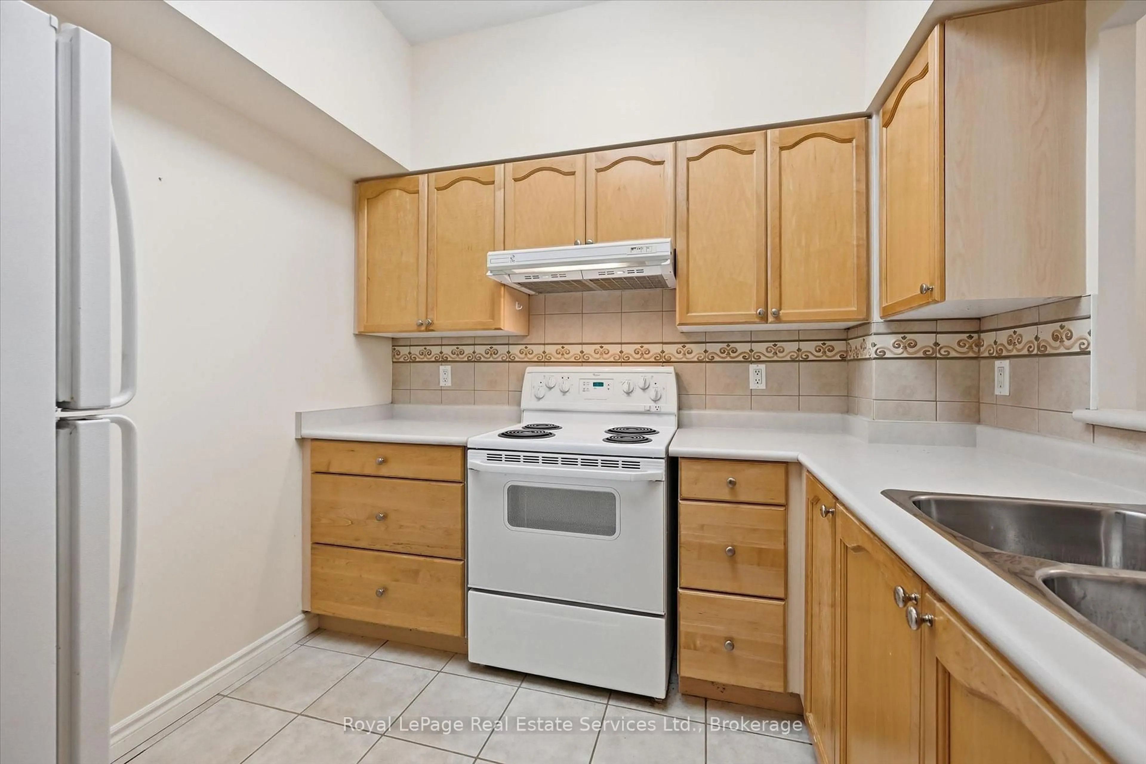 Standard kitchen, ceramic/tile floor for 100 Burloak Dr #1510, Burlington Ontario L7L 6P6