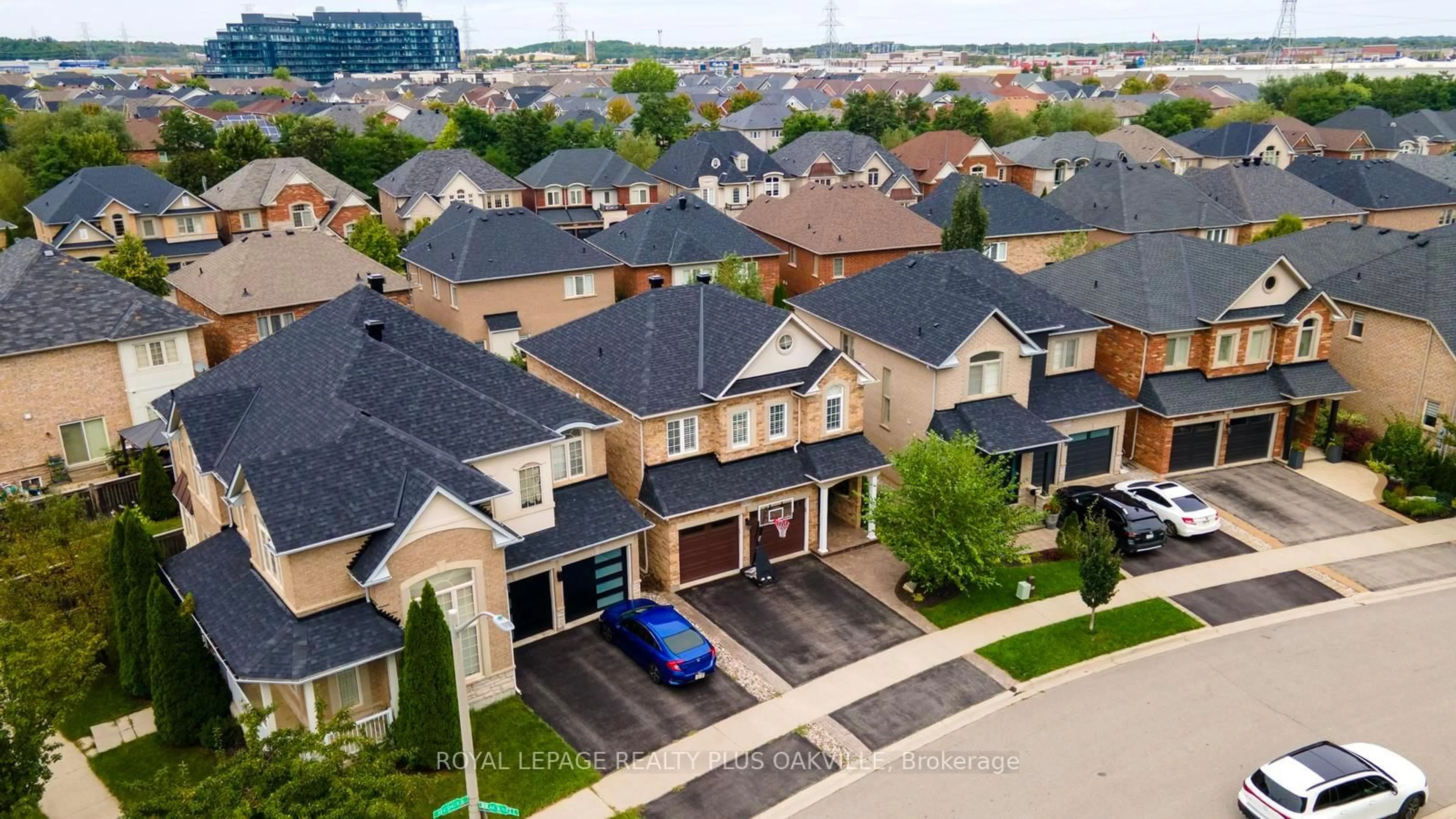 A pic from outside/outdoor area/front of a property/back of a property/a pic from drone, unknown for 3119 Hedges Dr, Burlington Ontario L7M 0E3