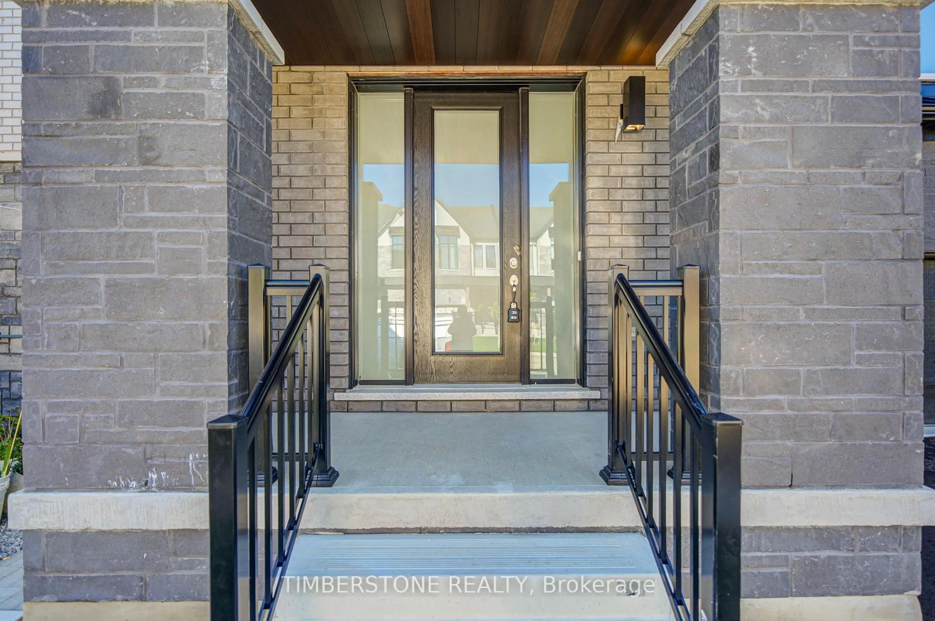 Indoor entryway for 66 Freedom Oaks Tr, Brampton Ontario L6P 4R8