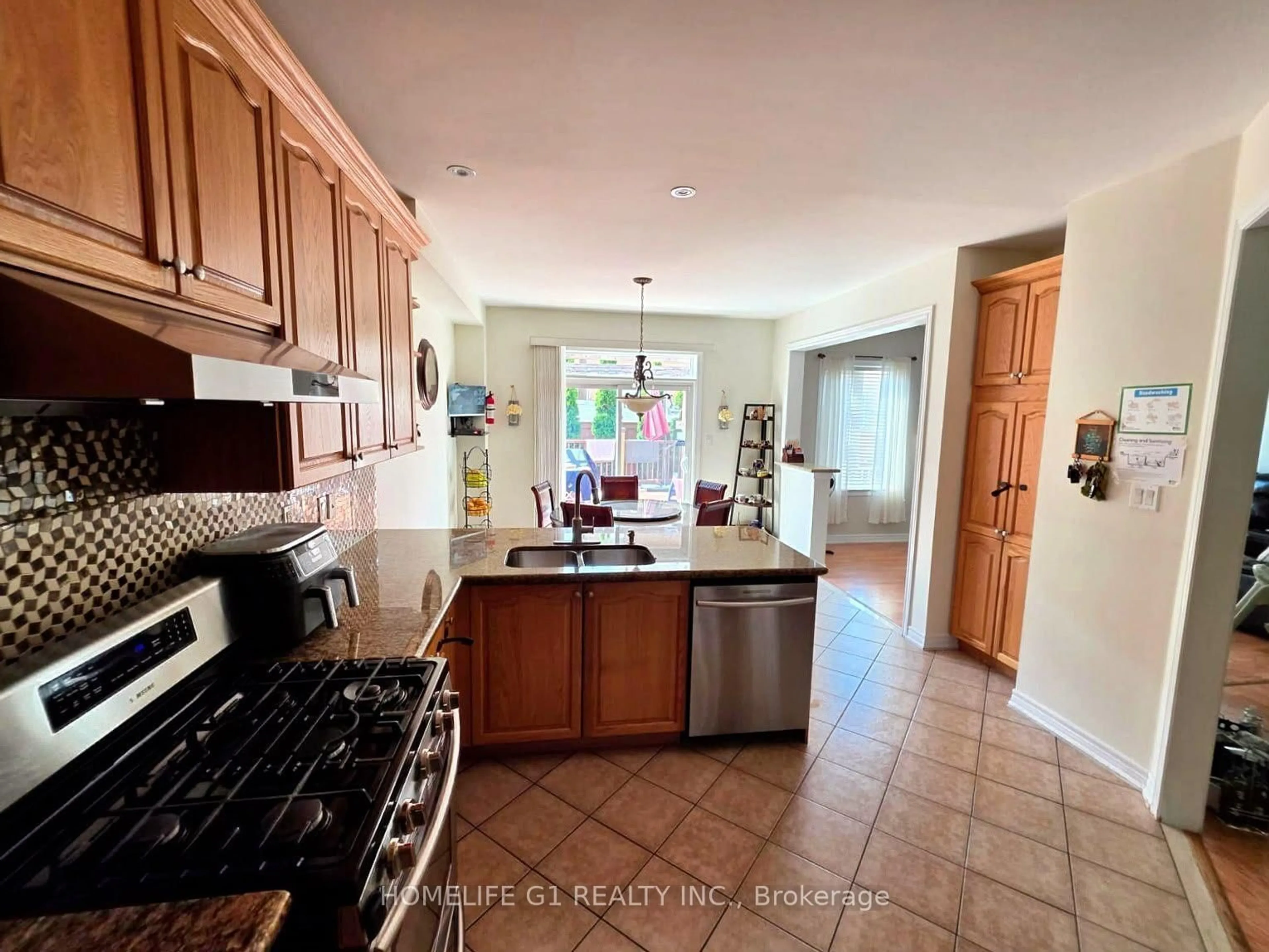 Open concept kitchen, ceramic/tile floor for 62 Dewside Dr, Brampton Ontario L6R 0X5