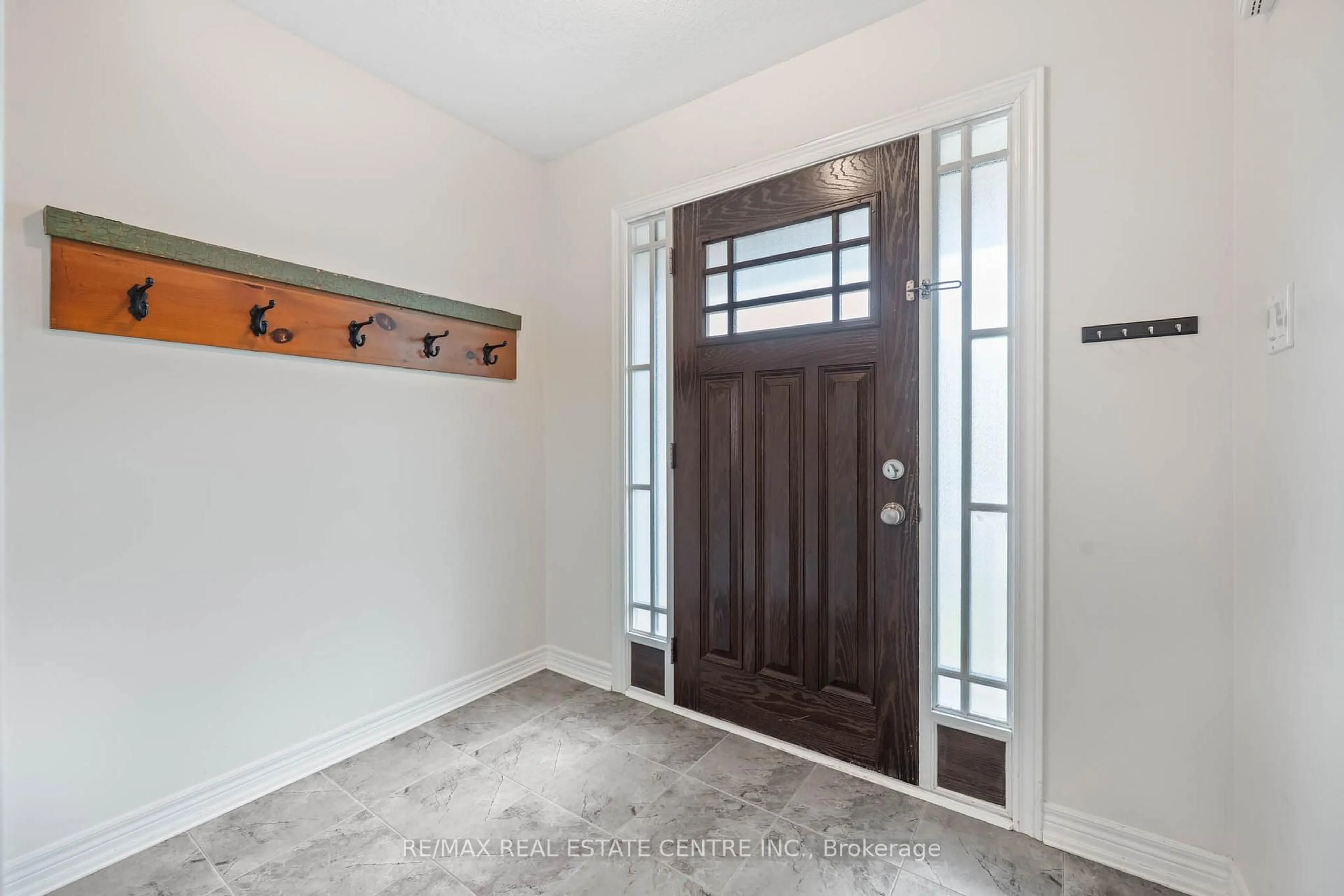 Indoor entryway for 19 Laverty Cres, Orangeville Ontario L9W 6T1