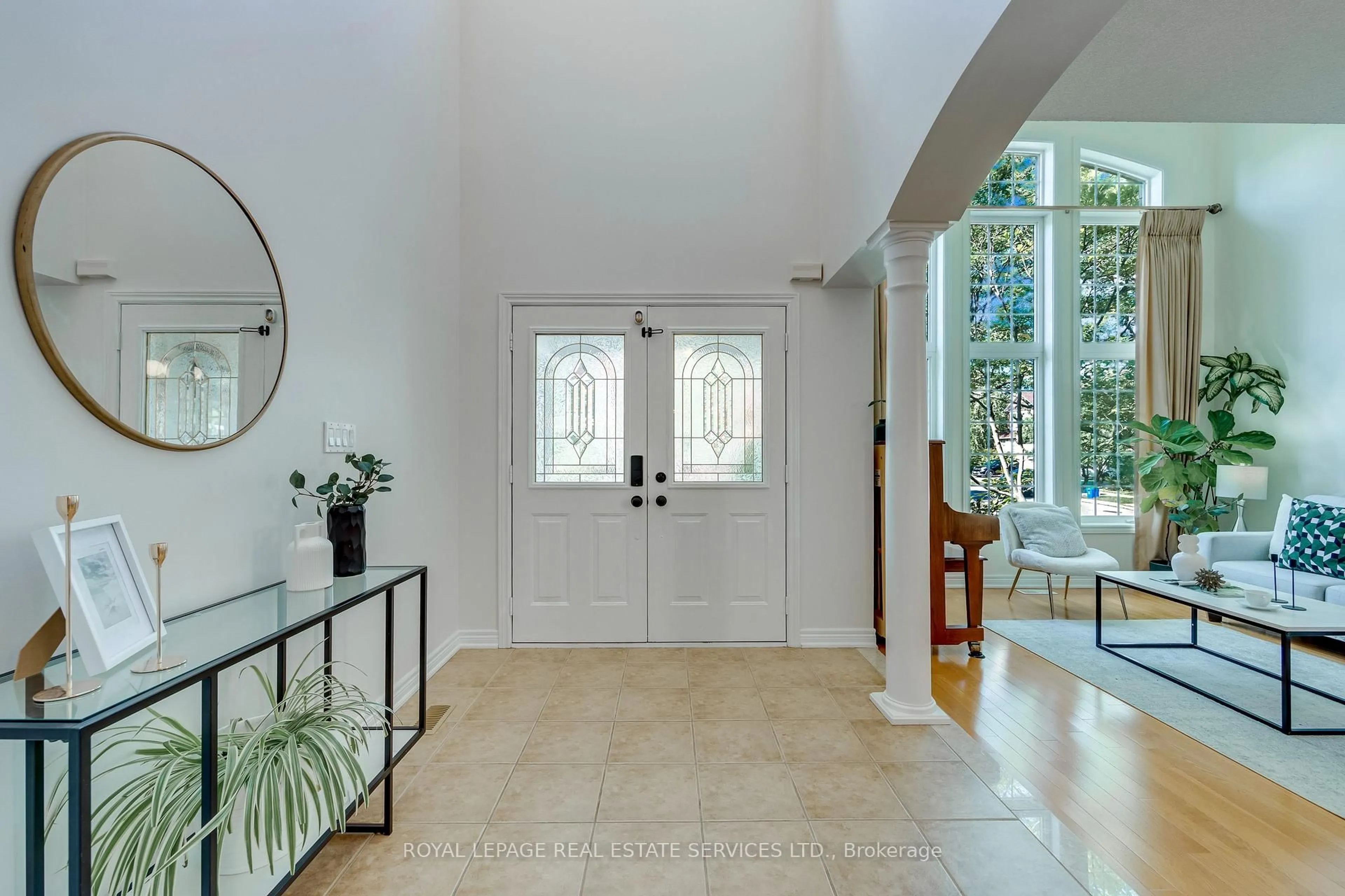 Indoor entryway for 2346 Salcome Dr, Oakville Ontario L6H 7N3