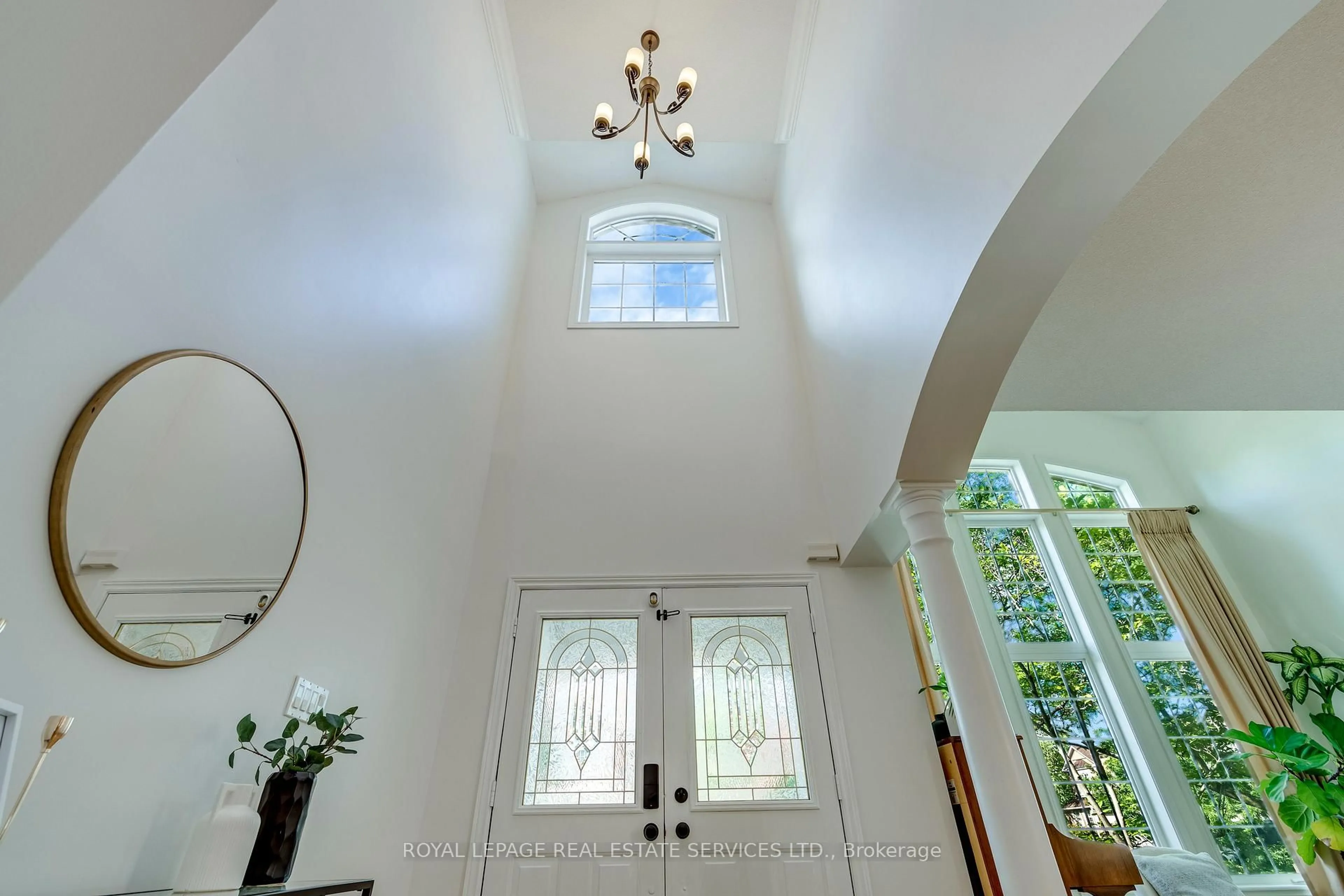 Indoor entryway for 2346 Salcome Dr, Oakville Ontario L6H 7N3