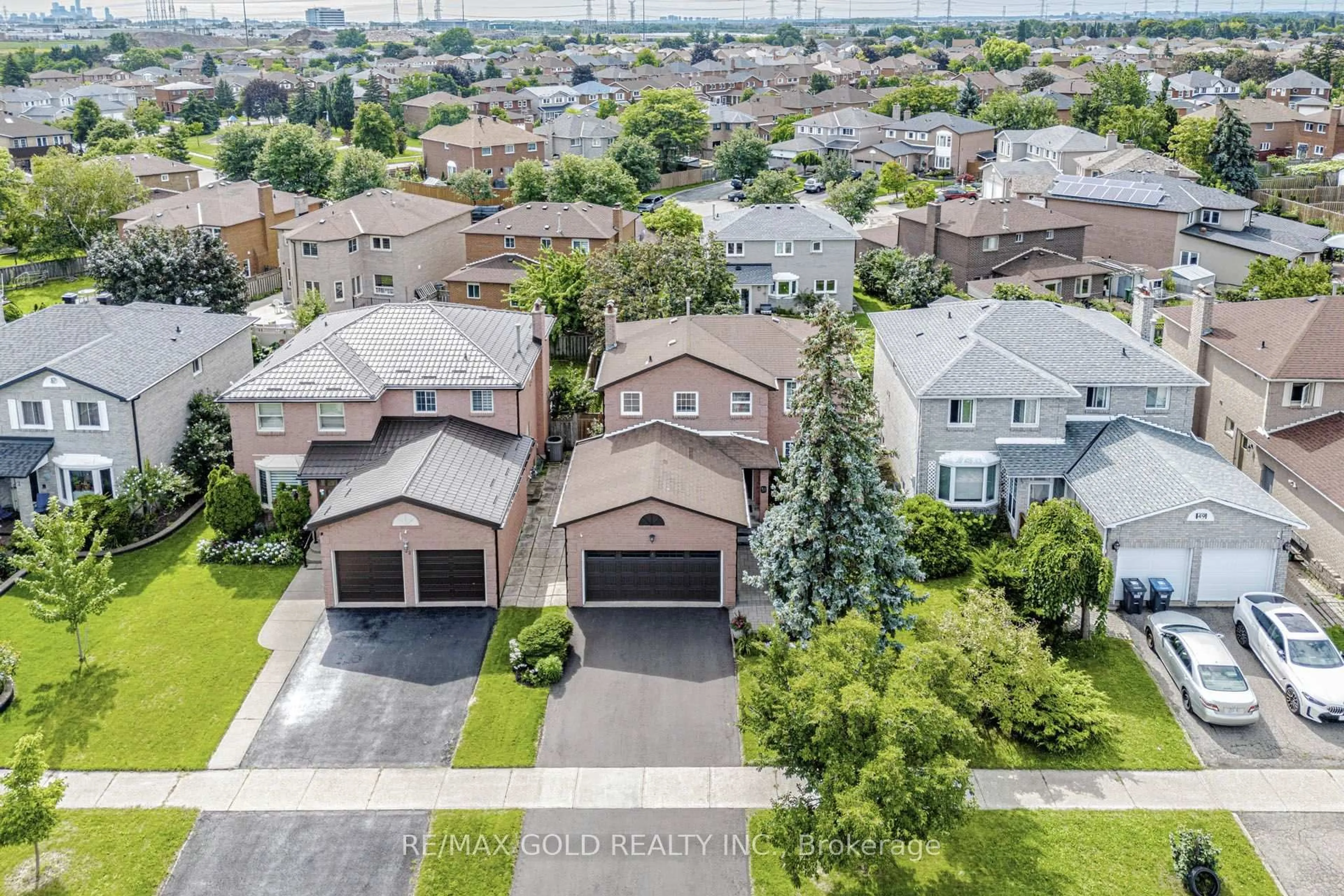 A pic from outside/outdoor area/front of a property/back of a property/a pic from drone, street for 51 HAVELOCK Dr, Brampton Ontario L6W 4A8