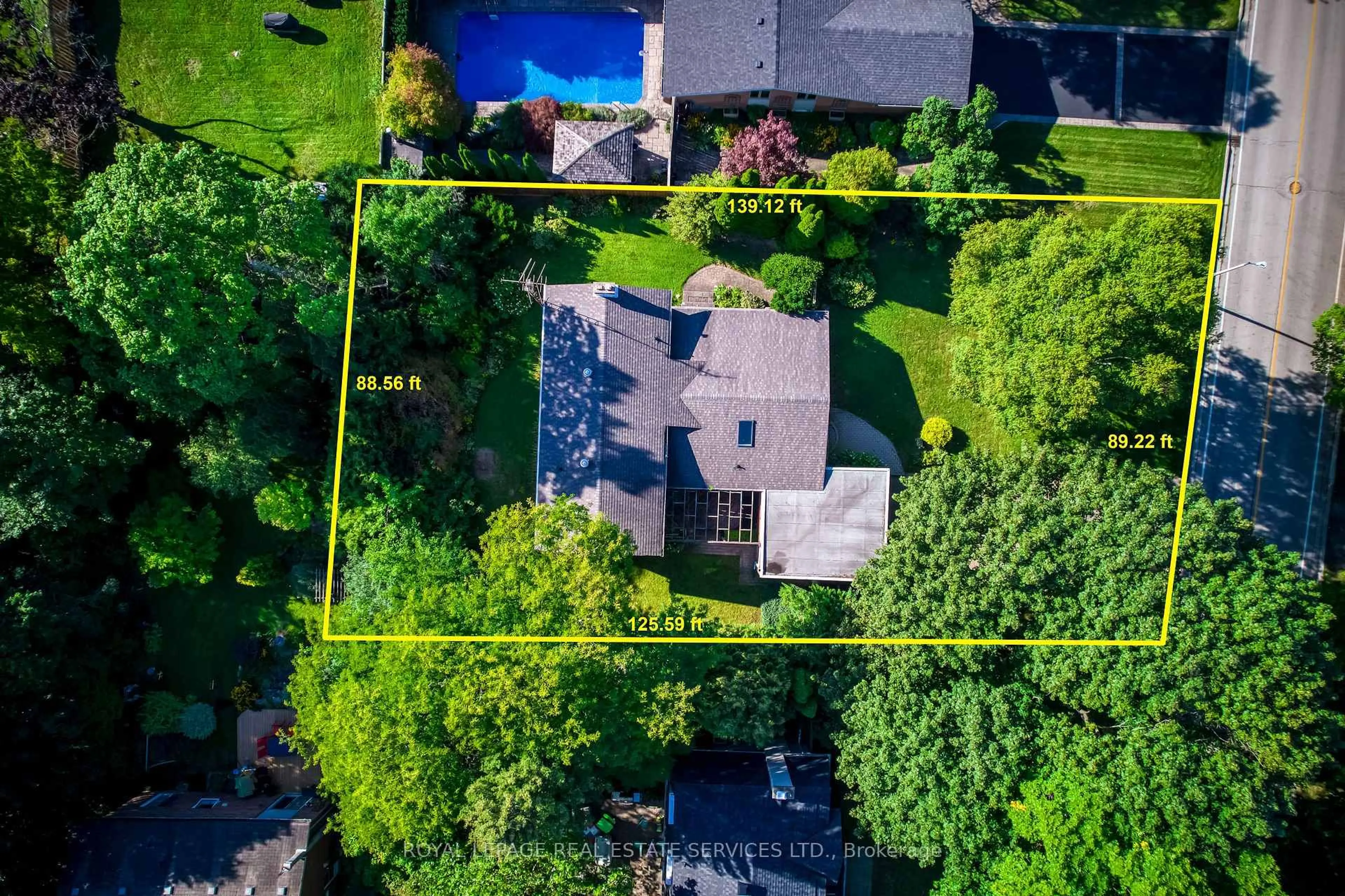 A pic from outside/outdoor area/front of a property/back of a property/a pic from drone, street for 130 Solingate Dr, Oakville Ontario L6L 3S7