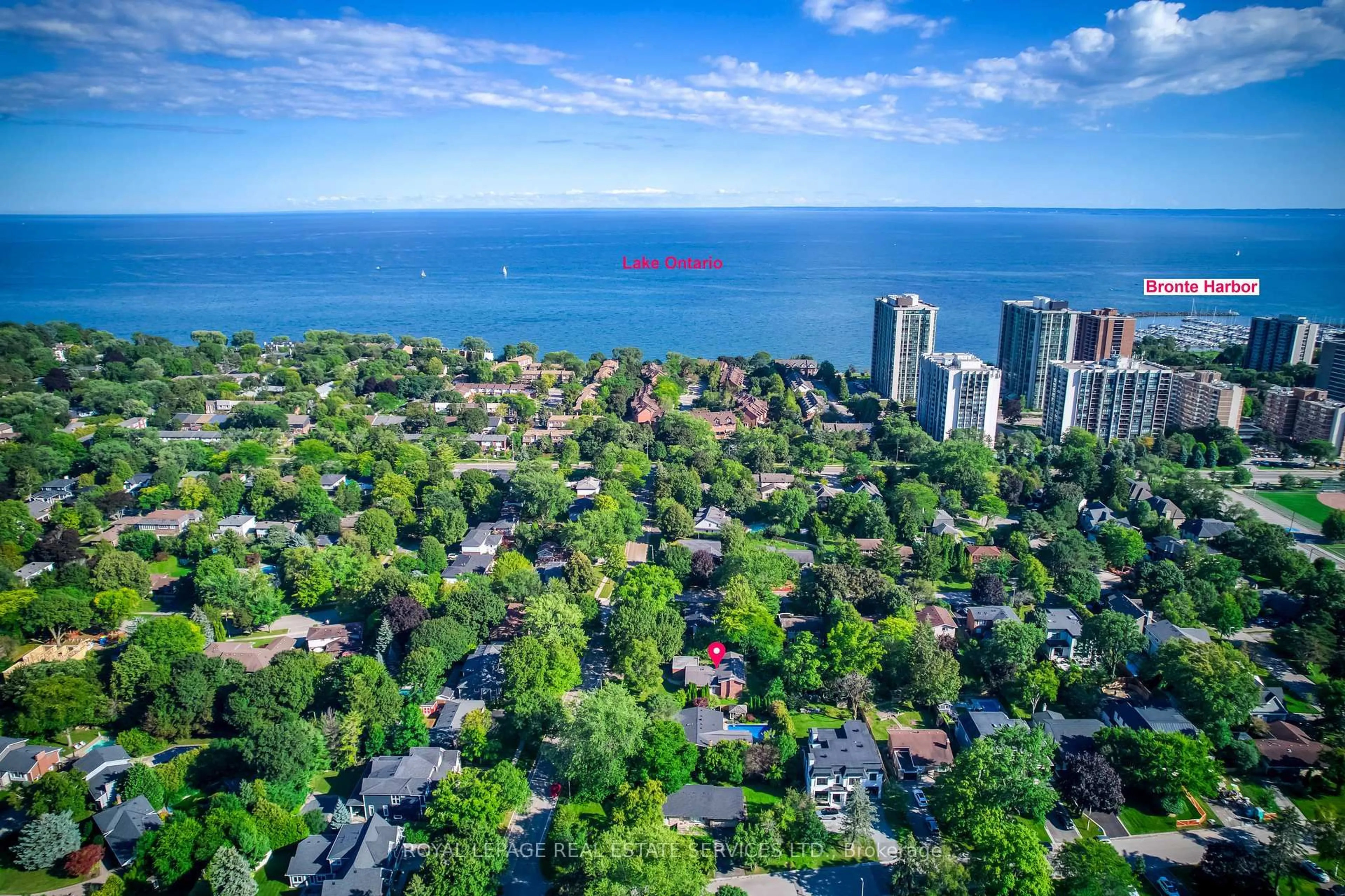 A pic from outside/outdoor area/front of a property/back of a property/a pic from drone, water/lake/river/ocean view for 130 Solingate Dr, Oakville Ontario L6L 3S7