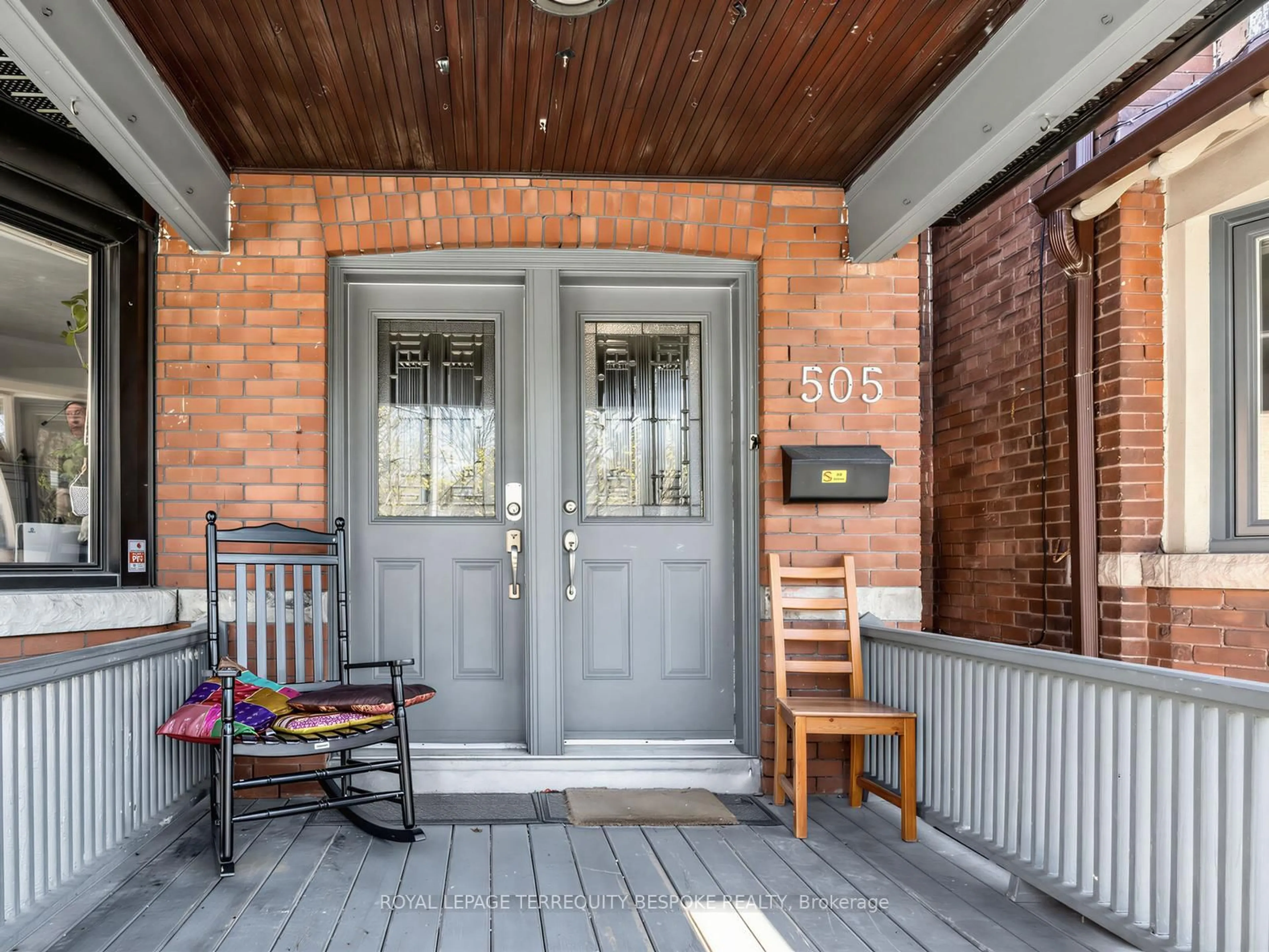 Indoor entryway for 505 Parkside Dr, Toronto Ontario M6R 2Z9