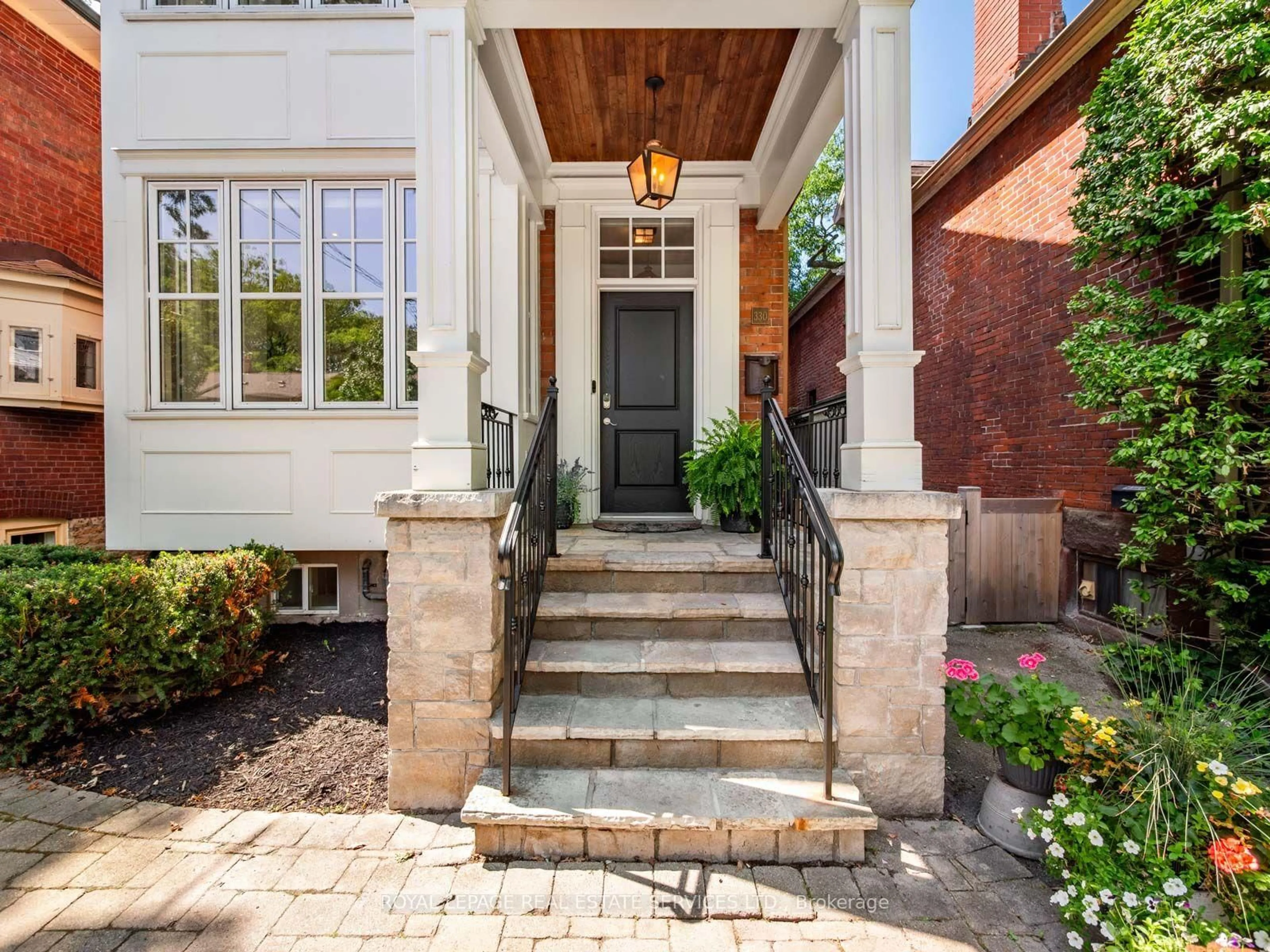 Indoor entryway for 330 Willard Ave, Toronto Ontario M6S 3R2