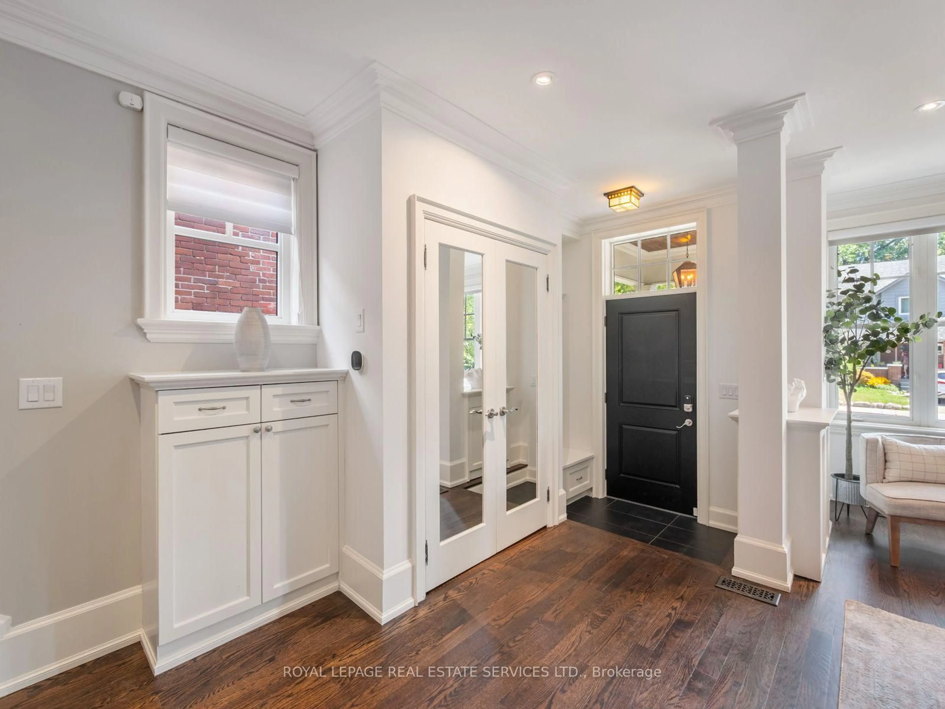 Indoor entryway for 330 Willard Ave, Toronto Ontario M6S 3R2