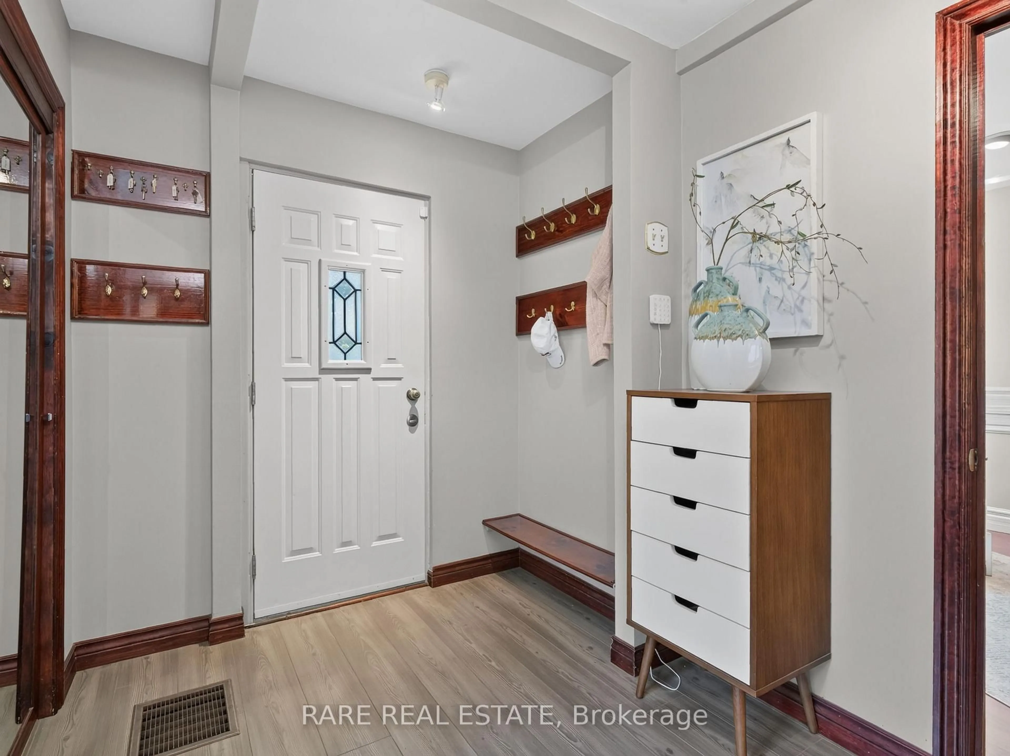 Indoor entryway for 12 Kentroyal Dr, Toronto Ontario M9P 2M8