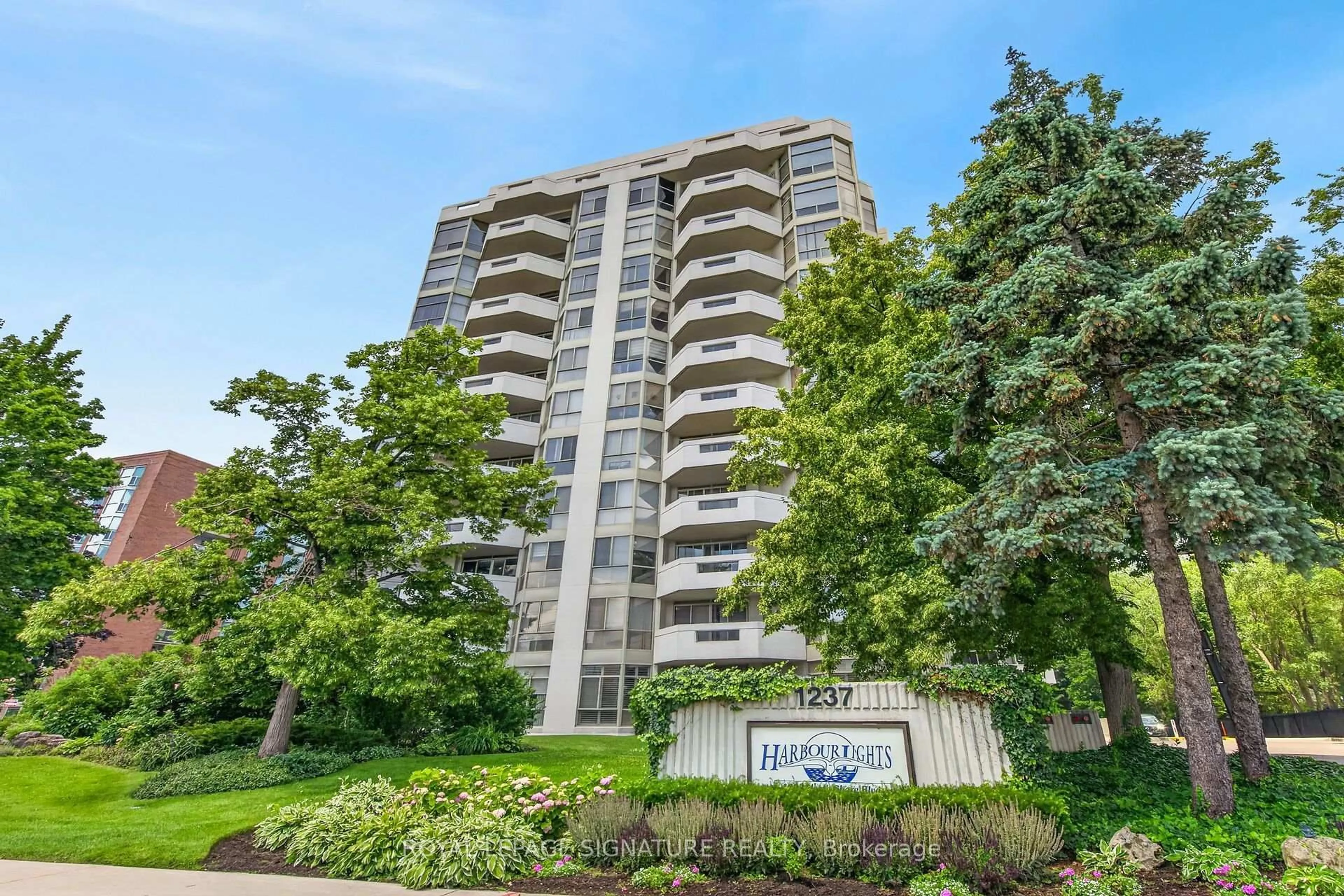 Indoor foyer for 1237 North Shore Blvd #405, Burlington Ontario L7S 2H8