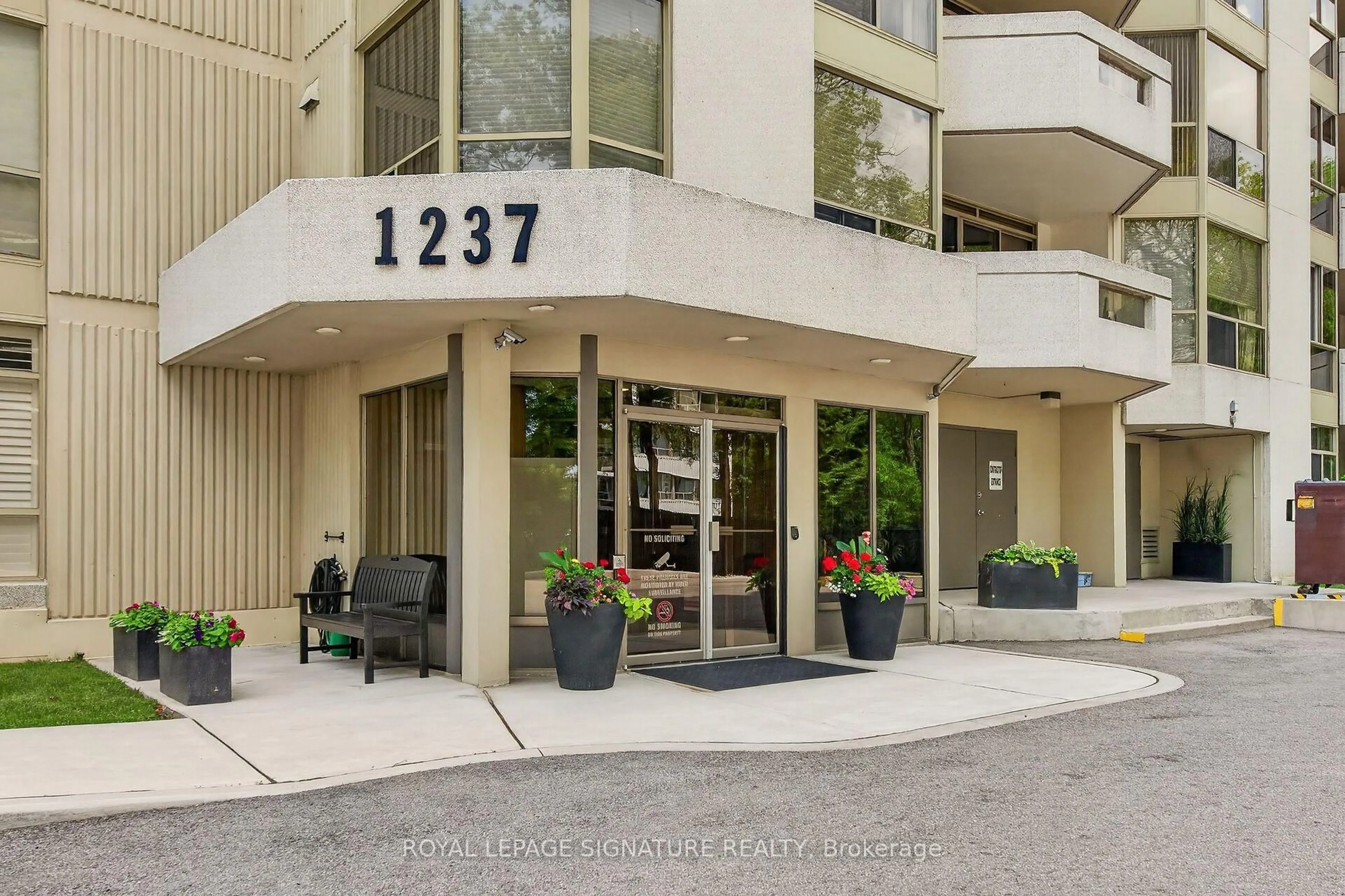 Indoor foyer for 1237 North Shore Blvd #405, Burlington Ontario L7S 2H8