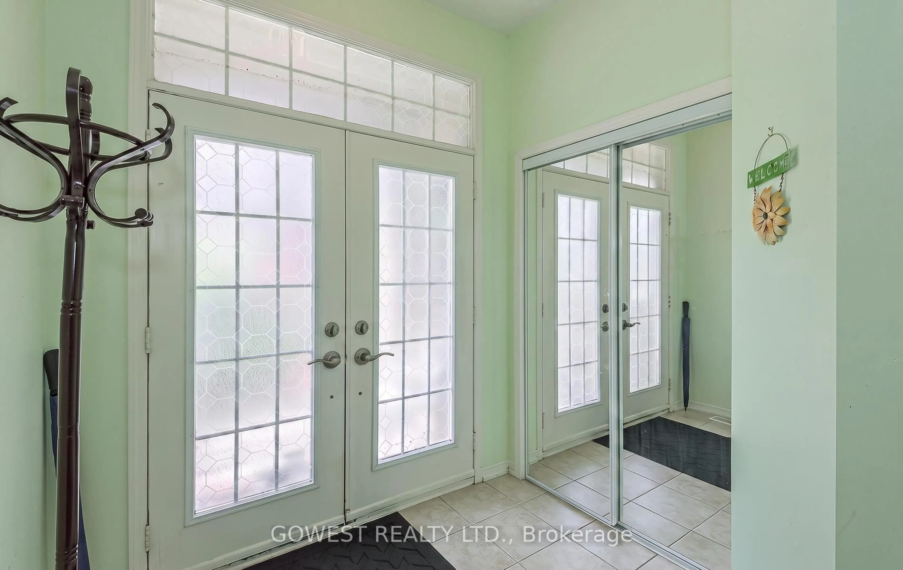 Indoor entryway for 3045 Ferguson Dr, Burlington Ontario L7M 0G5