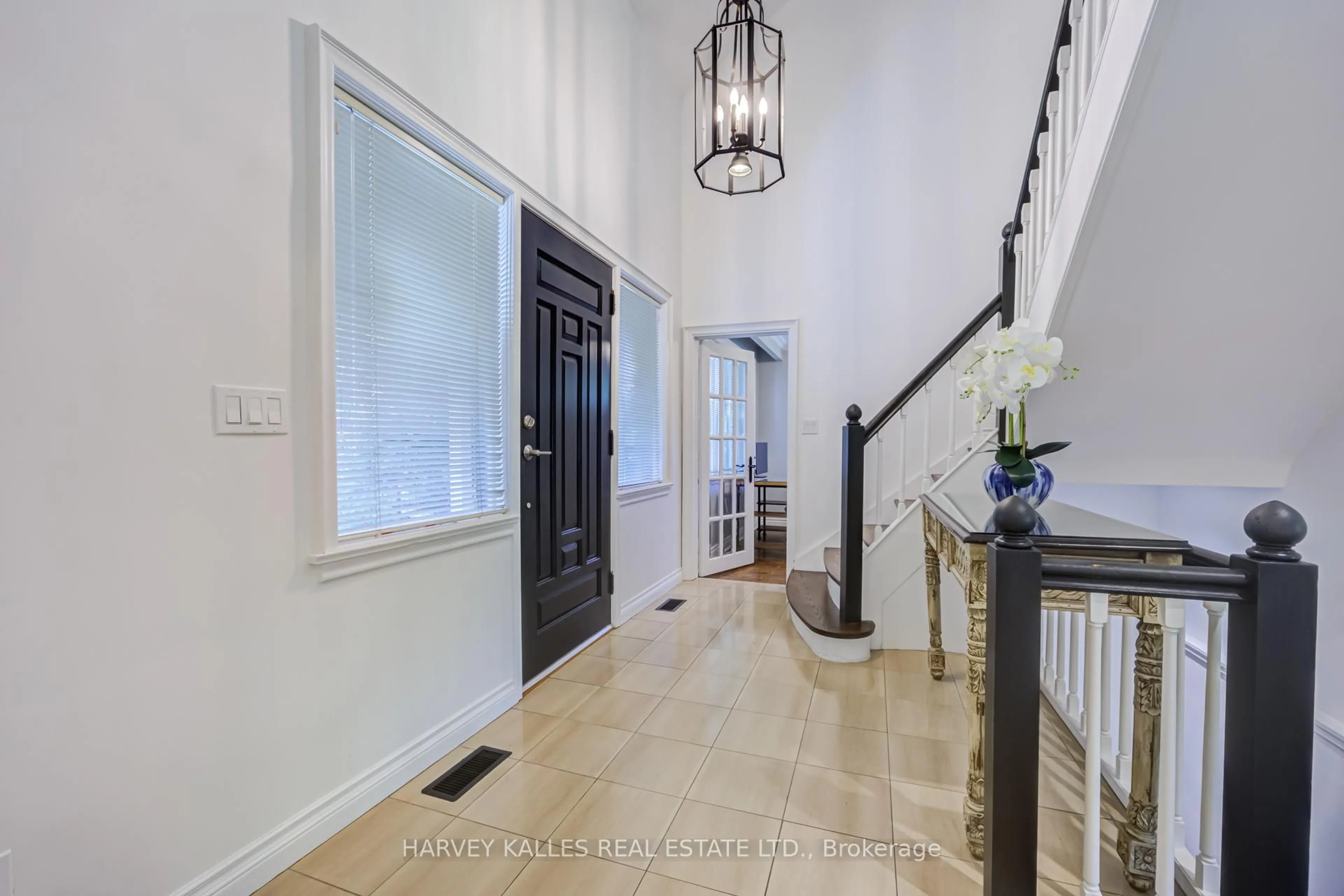 Indoor entryway for 19 Ridgegate Cres, Toronto Ontario M8Y 2C9