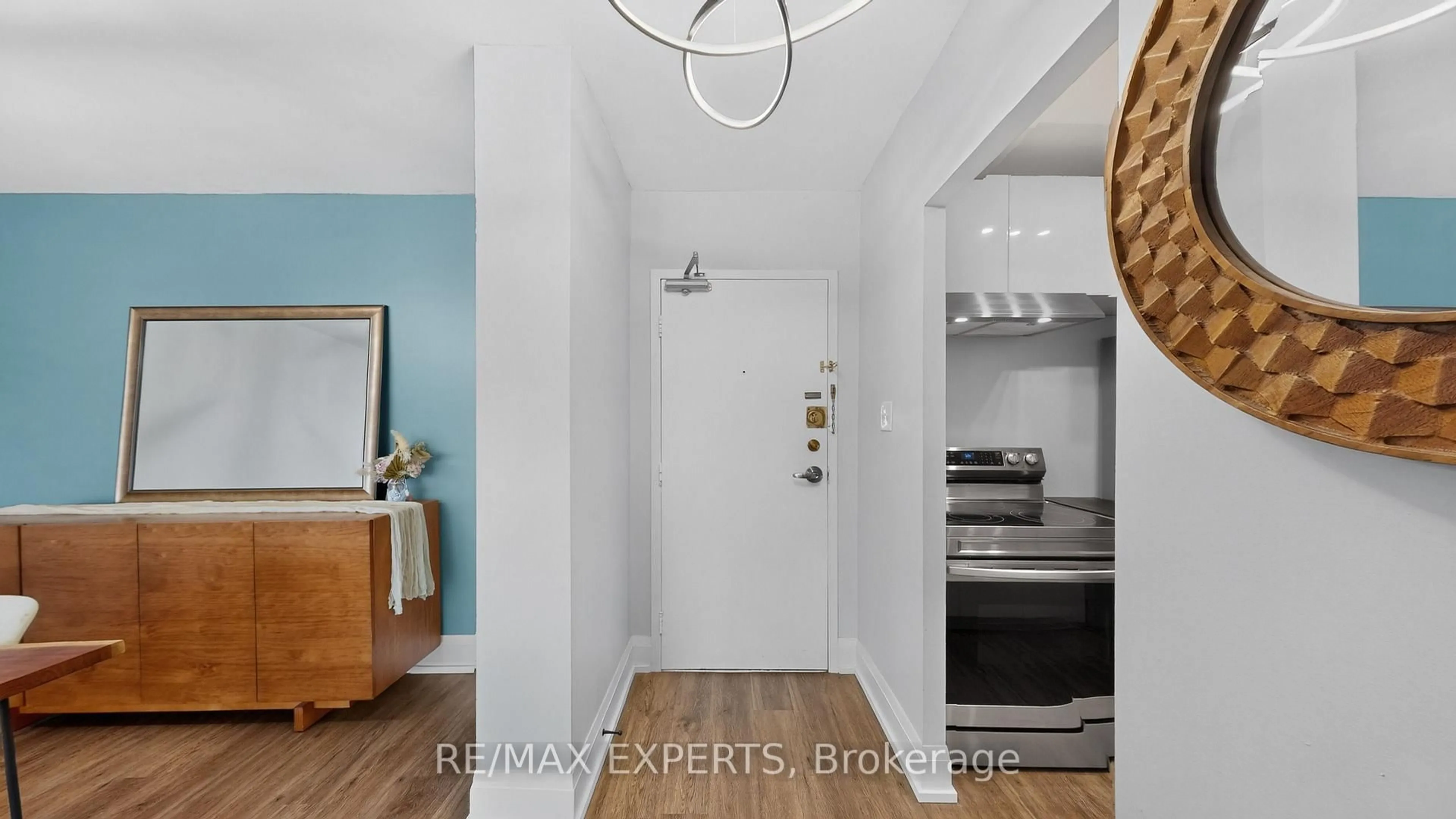 Indoor entryway for 390 Dixon Rd #1703, Toronto Ontario M9R 1T4