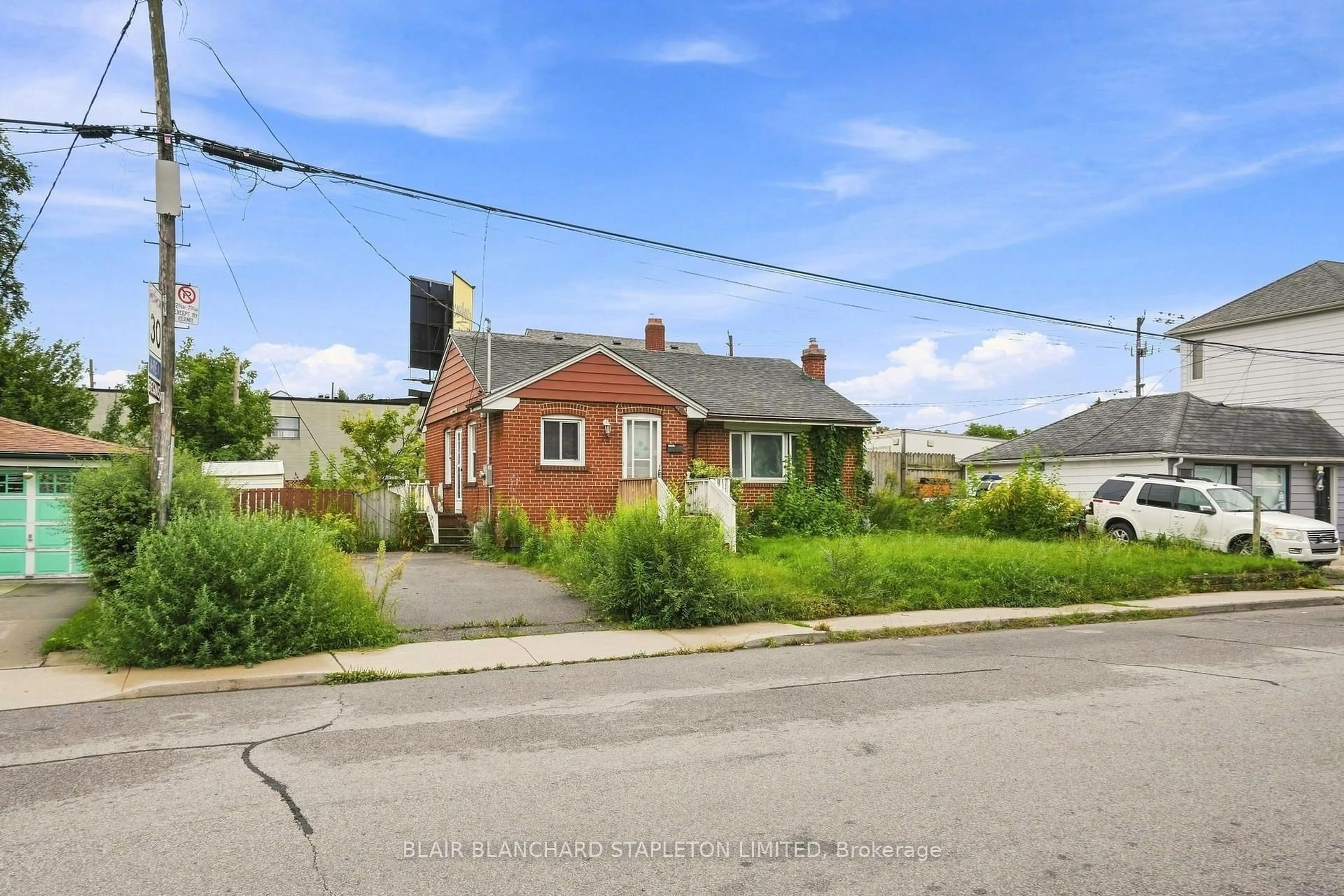 A pic from outside/outdoor area/front of a property/back of a property/a pic from drone, street for 15 Mahoney Ave, Toronto Ontario M6M 2H5