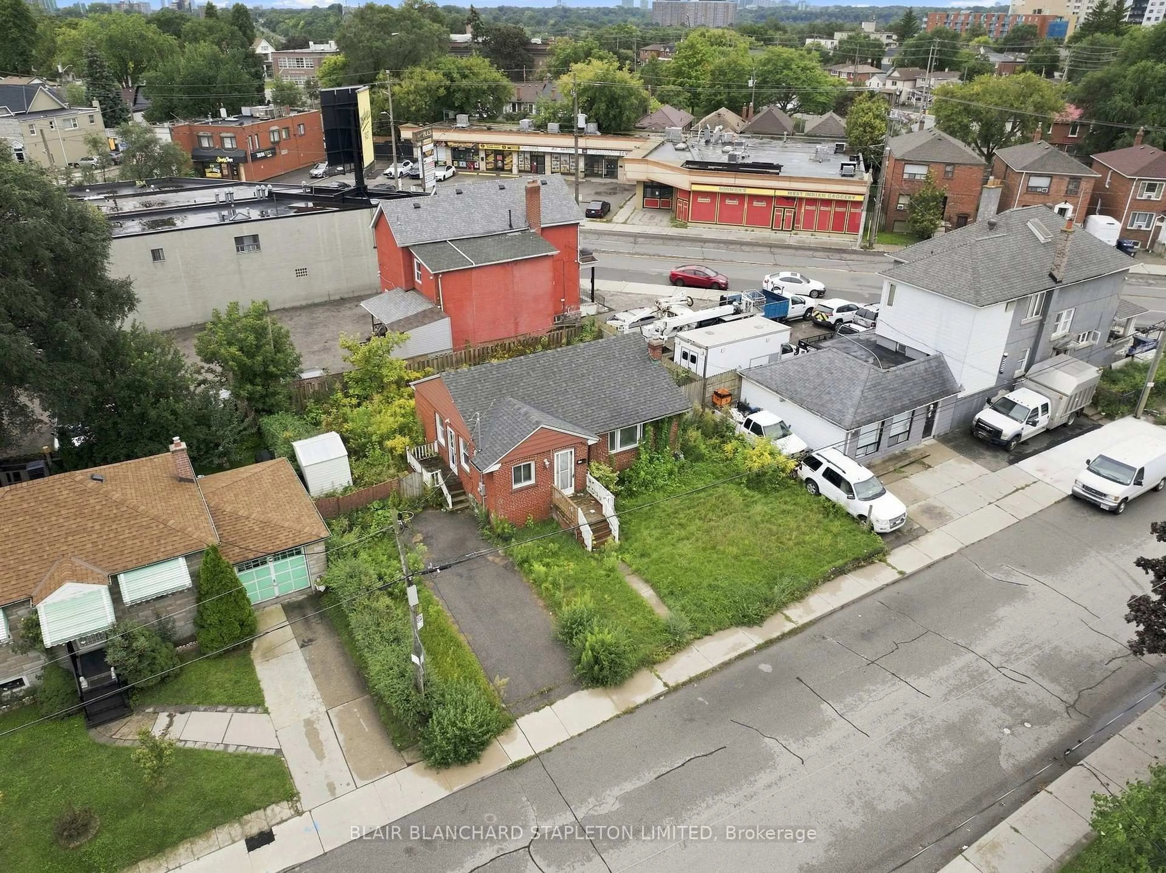 A pic from outside/outdoor area/front of a property/back of a property/a pic from drone, street for 15 Mahoney Ave, Toronto Ontario M6M 2H5