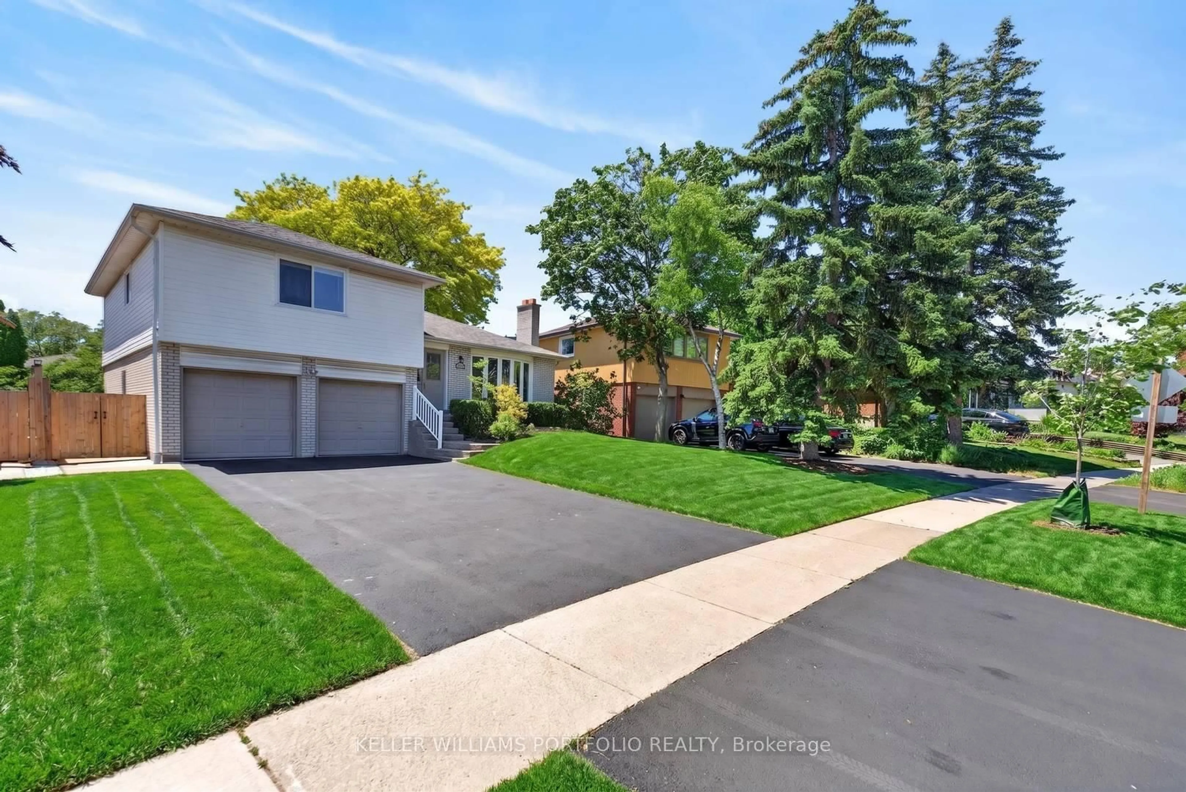 A pic from outside/outdoor area/front of a property/back of a property/a pic from drone, street for 3310 Havenwood Dr, Mississauga Ontario L4X 2M3
