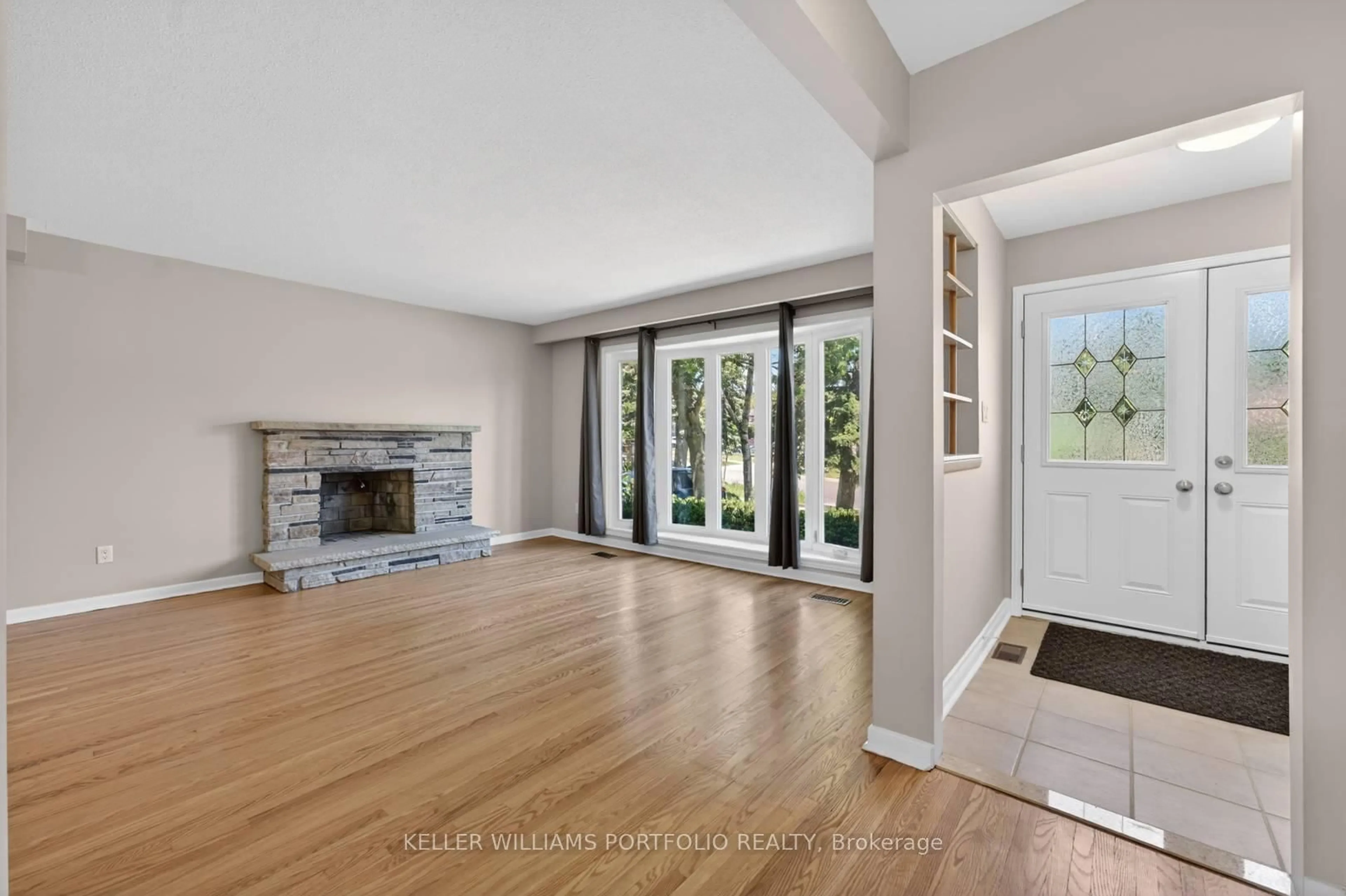 Indoor entryway for 3310 Havenwood Dr, Mississauga Ontario L4X 2M3