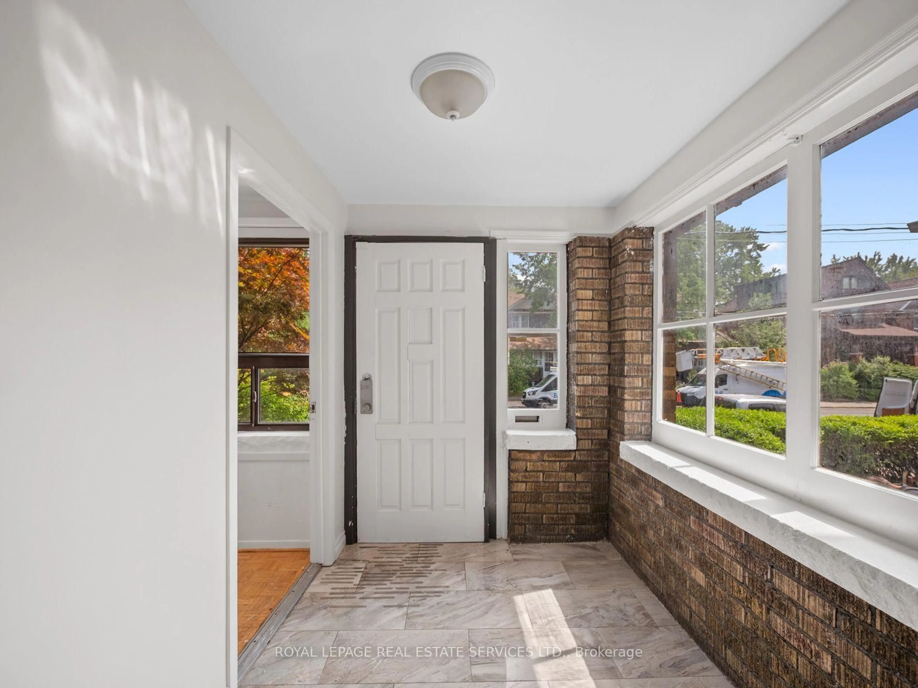 Indoor entryway for 554 Runnymede Rd, Toronto Ontario M6S 2Z7