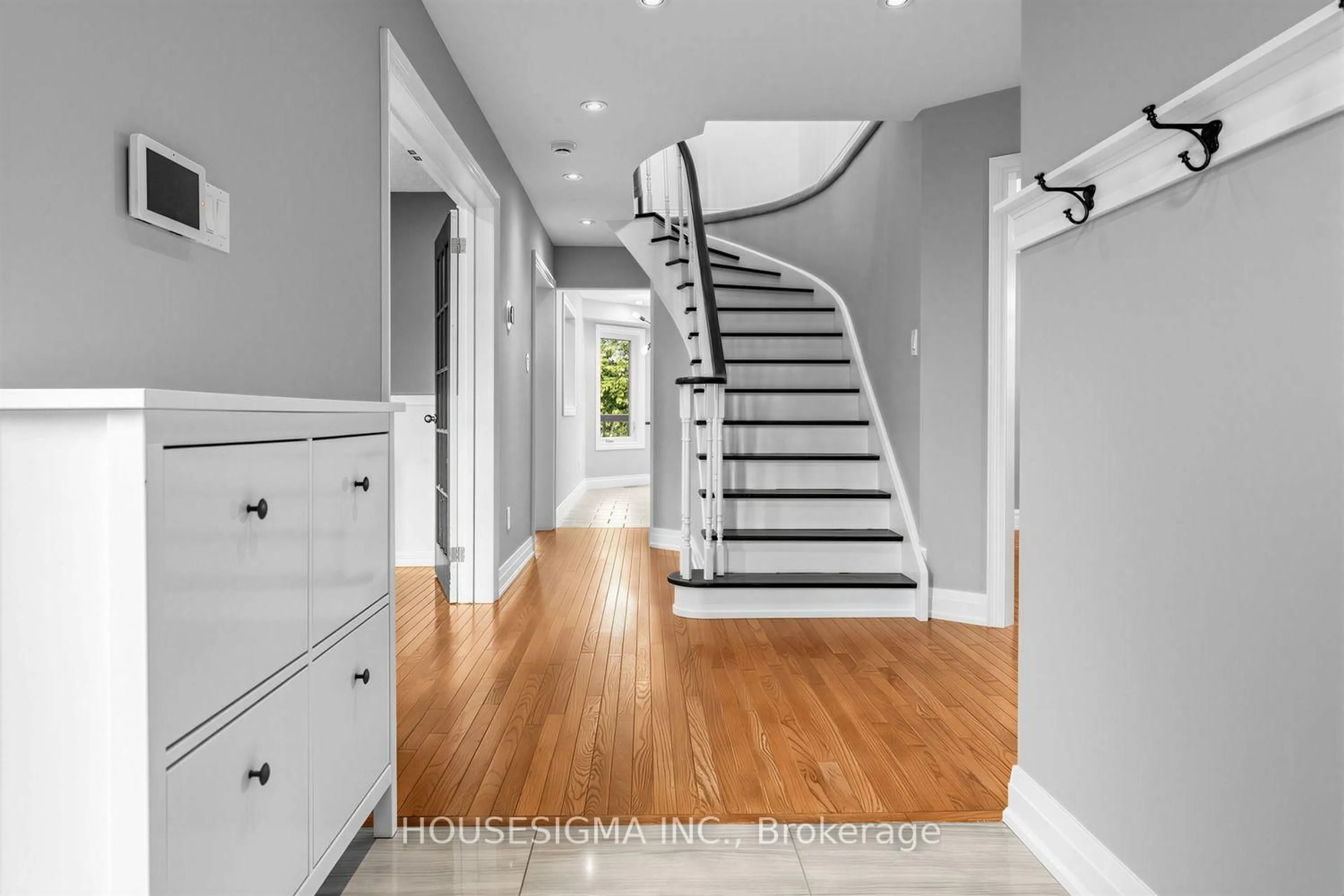 Indoor entryway for 292 Lisa Marie Dr, Orangeville Ontario L9W 4P4