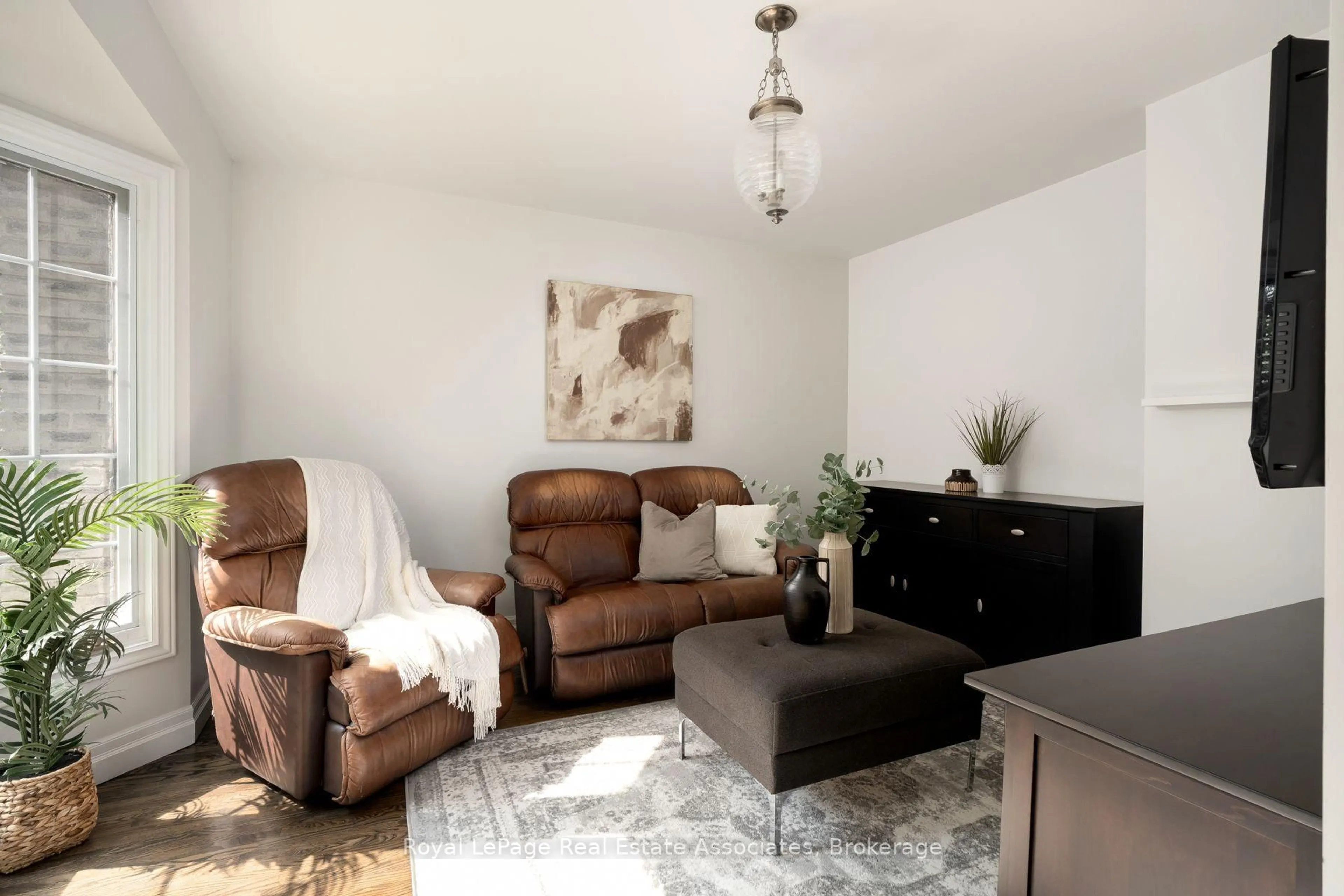 Living room with furniture, wood/laminate floor for 1349 Birchwood Heights Dr, Mississauga Ontario L5G 2Y3