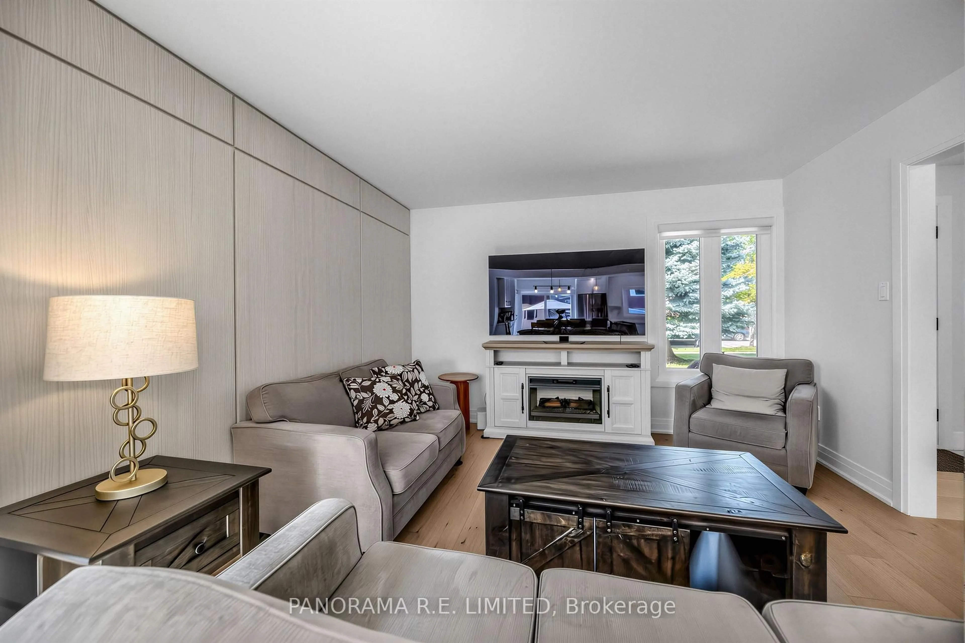 Living room with furniture, unknown for 291 Glenn Hawthorne Blvd, Mississauga Ontario L5R 2M2