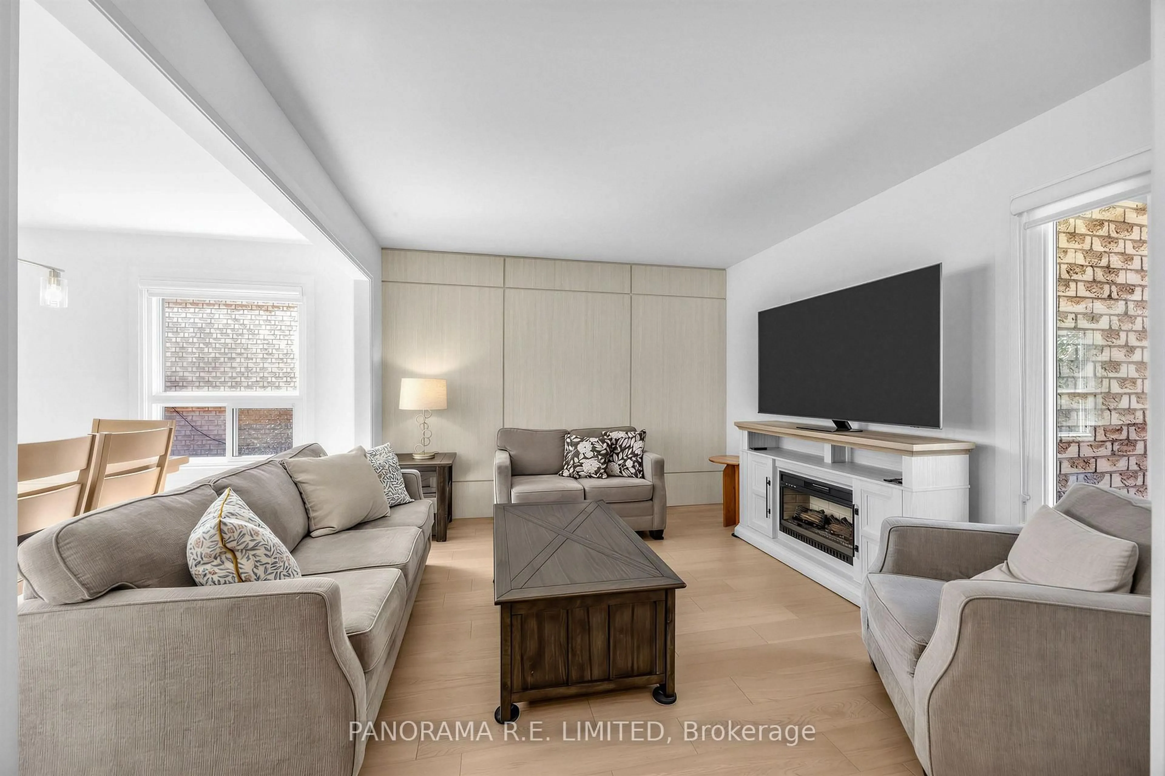 Living room with furniture, unknown for 291 Glenn Hawthorne Blvd, Mississauga Ontario L5R 2M2