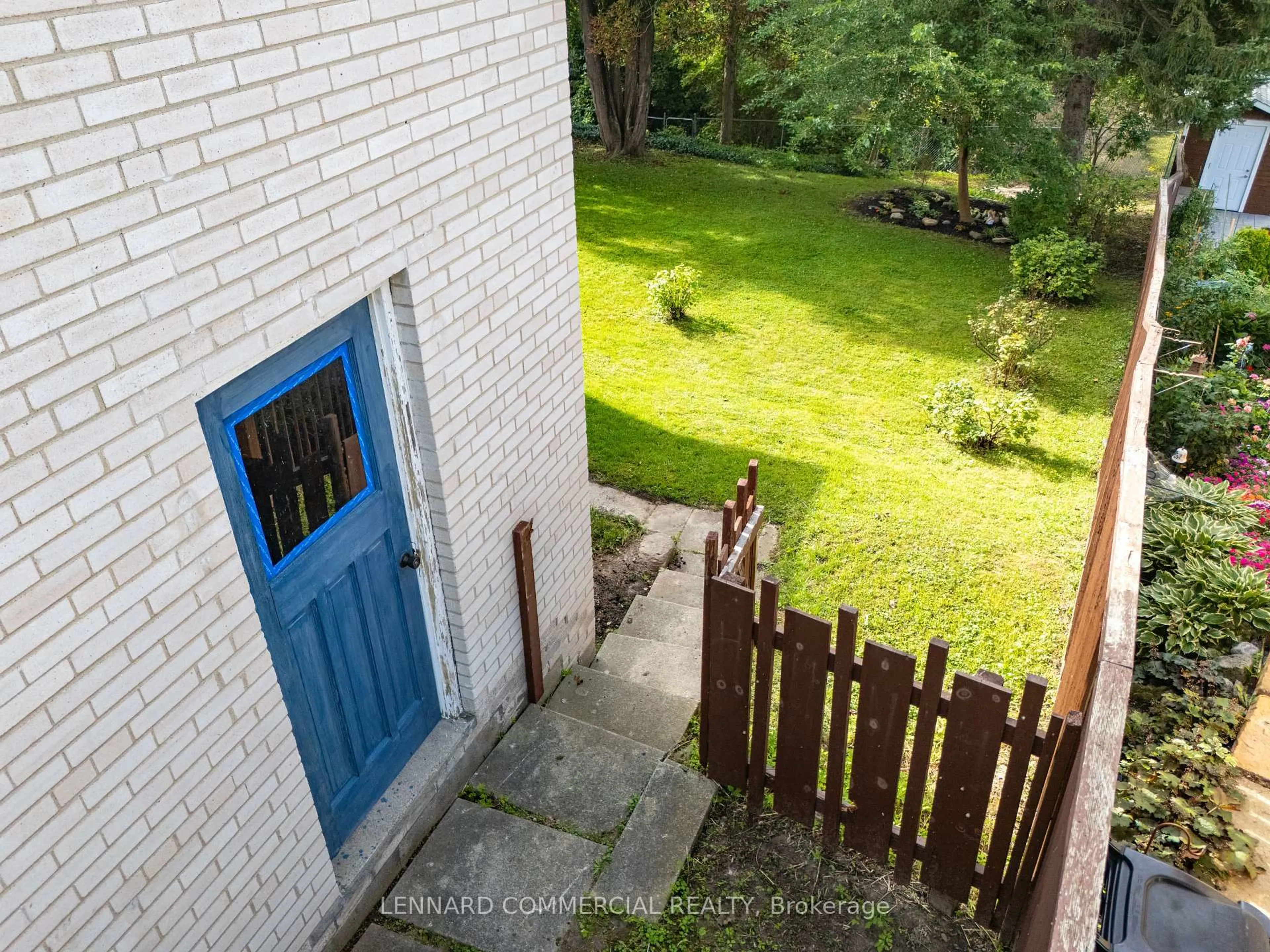 A pic from outside/outdoor area/front of a property/back of a property/a pic from drone, street for 149 Verobeach Blvd, Toronto Ontario M9M 1R2