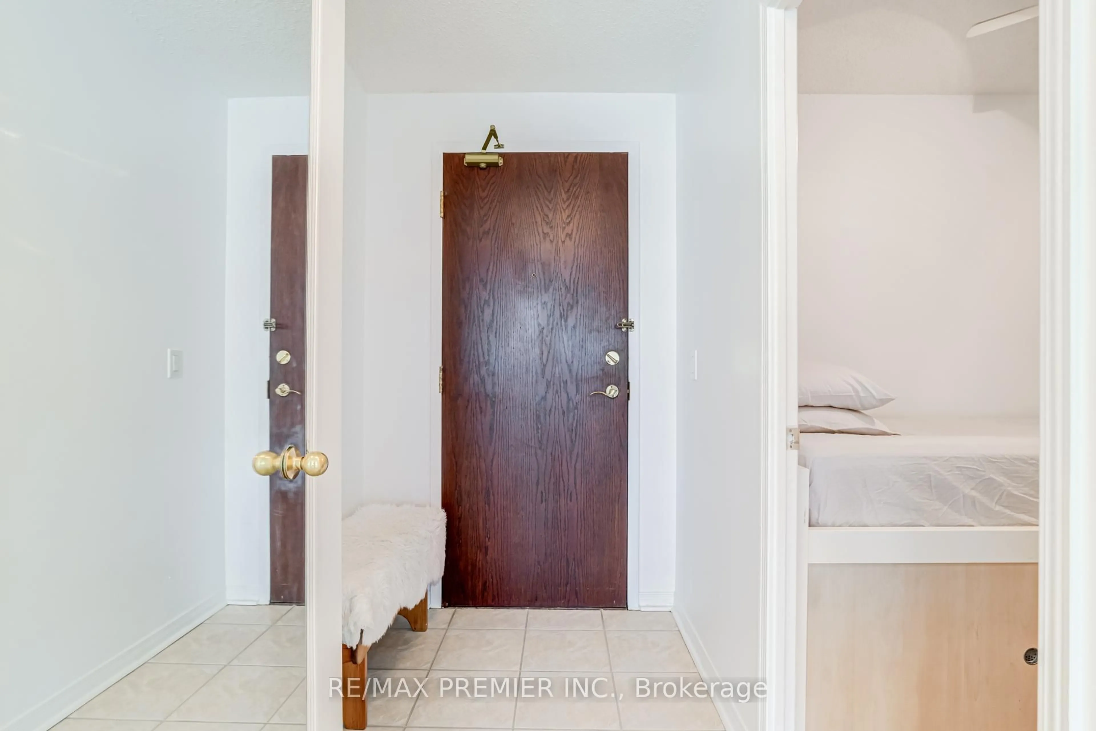 Indoor entryway for 15 Michael Power Pl #PH06, Toronto Ontario M9A 5G4