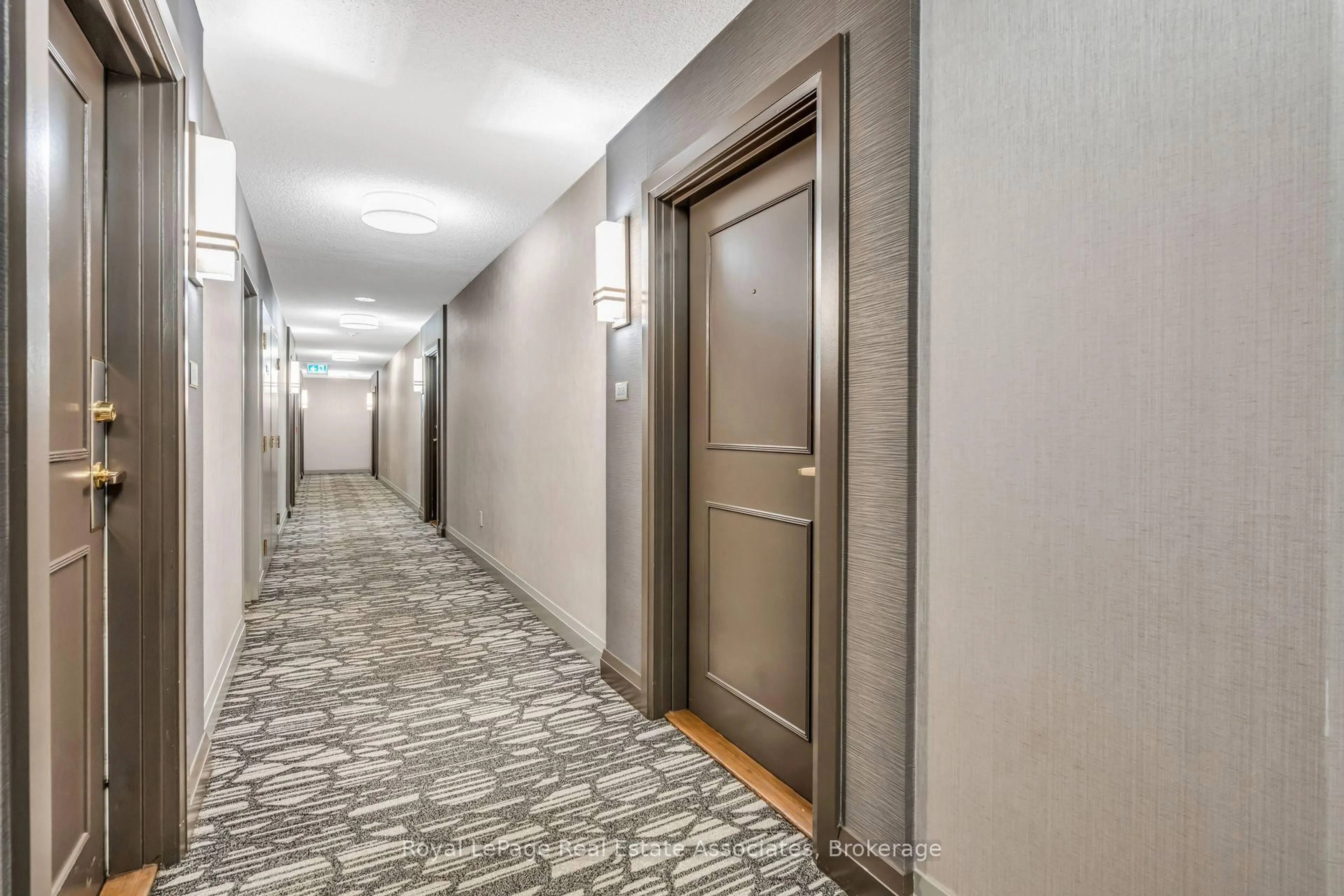 Indoor foyer for 1140 Parkwest Pl #208, Mississauga Ontario L5E 3K9
