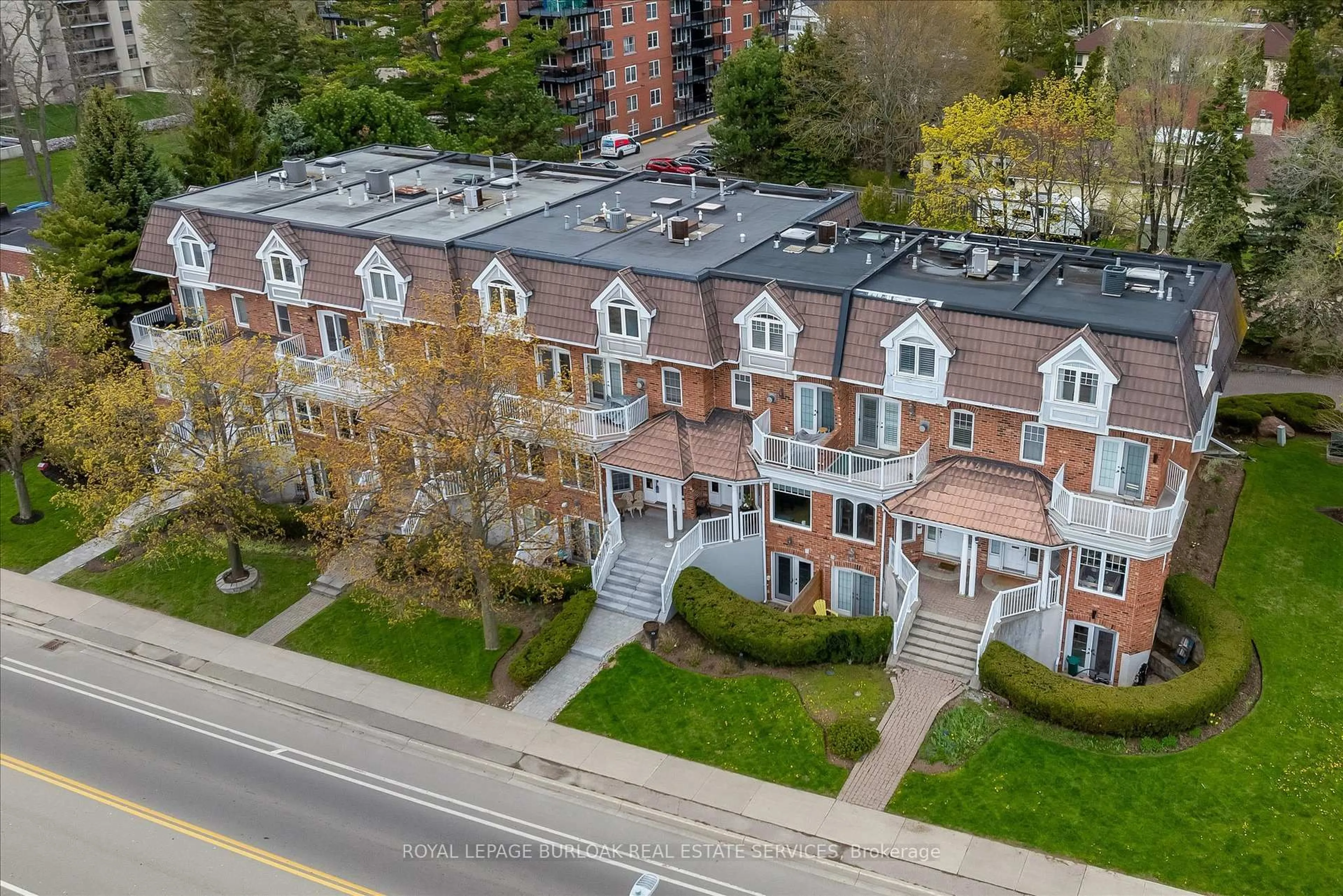 A pic from outside/outdoor area/front of a property/back of a property/a pic from drone, unknown for 1389 Lakeshore Rd, Burlington Ontario L7S 1B1