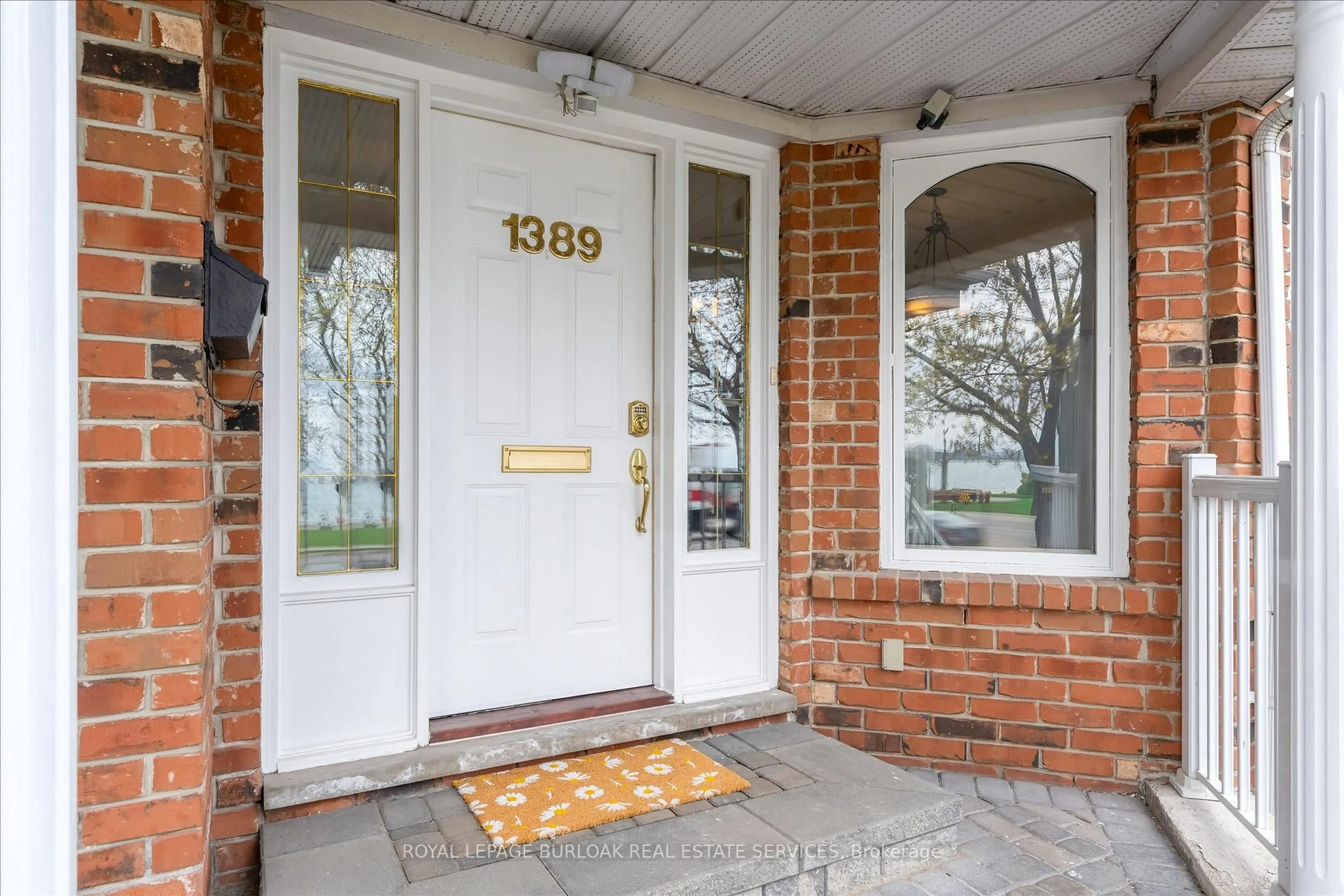 Indoor entryway for 1389 Lakeshore Rd, Burlington Ontario L7S 1B1