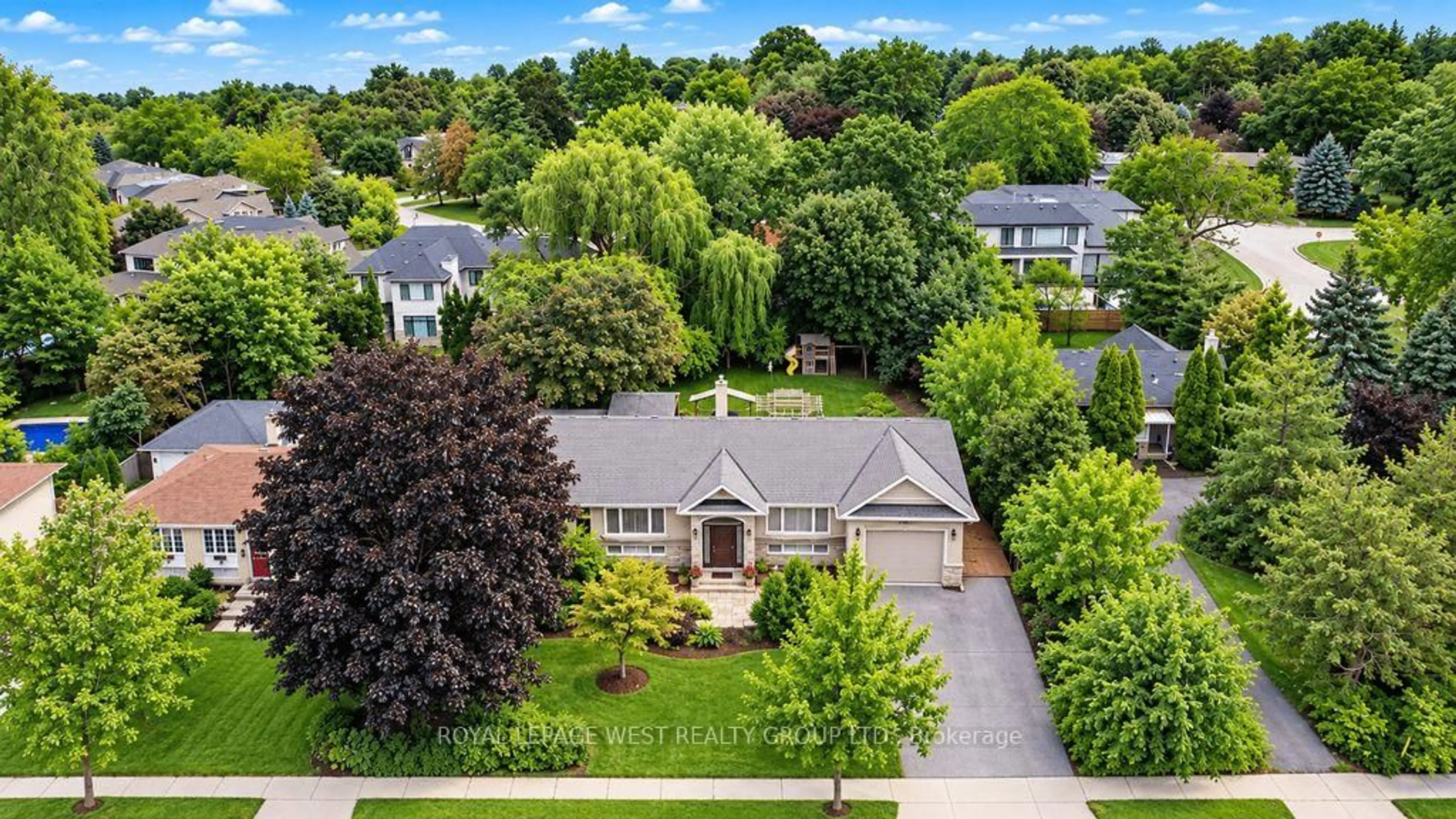 A pic from outside/outdoor area/front of a property/back of a property/a pic from drone, street for 1422 Rebecca St, Oakville Ontario L6L 1Z5