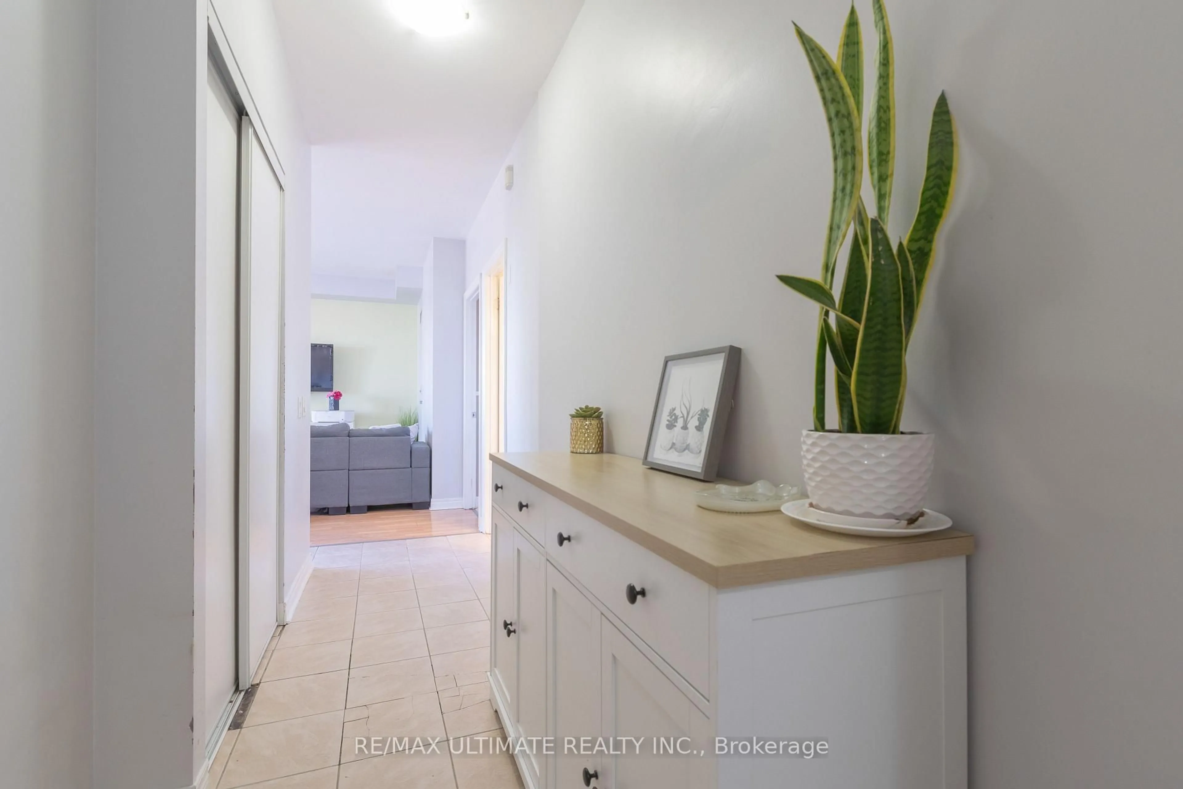 Indoor entryway for 1415 Lawrence Ave #406, Toronto Ontario M6L 1A9