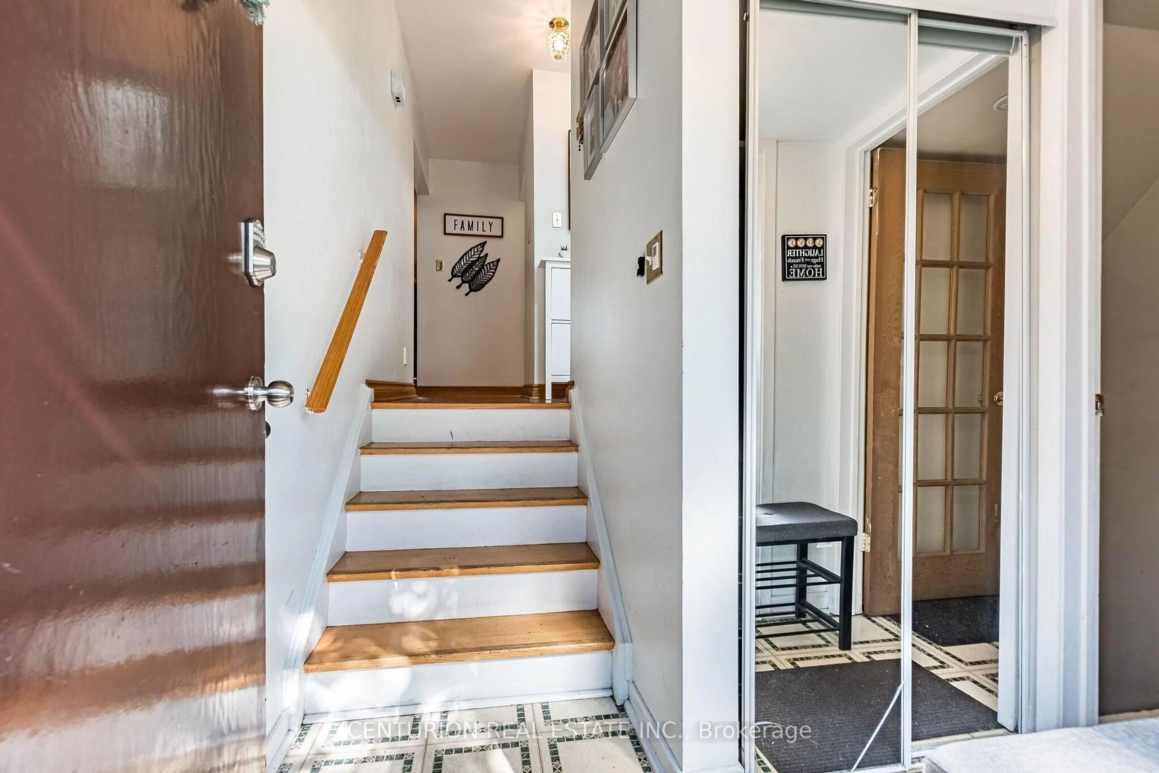 Indoor entryway for 600 Silver Creek Blvd #19, Mississauga Ontario L5A 2B4