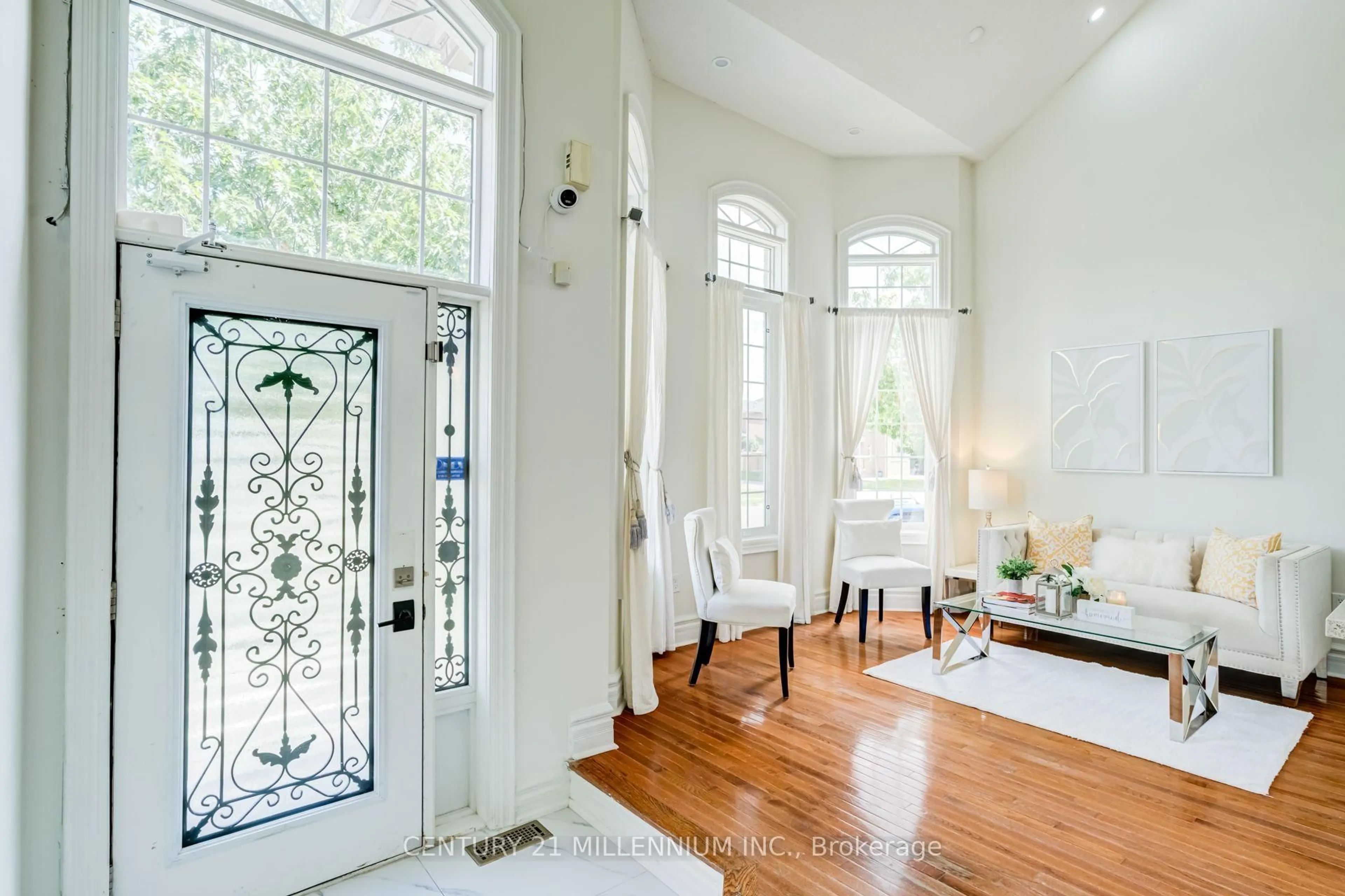 Indoor entryway for 102 Southlake Blvd, Brampton Ontario L6V 4P2