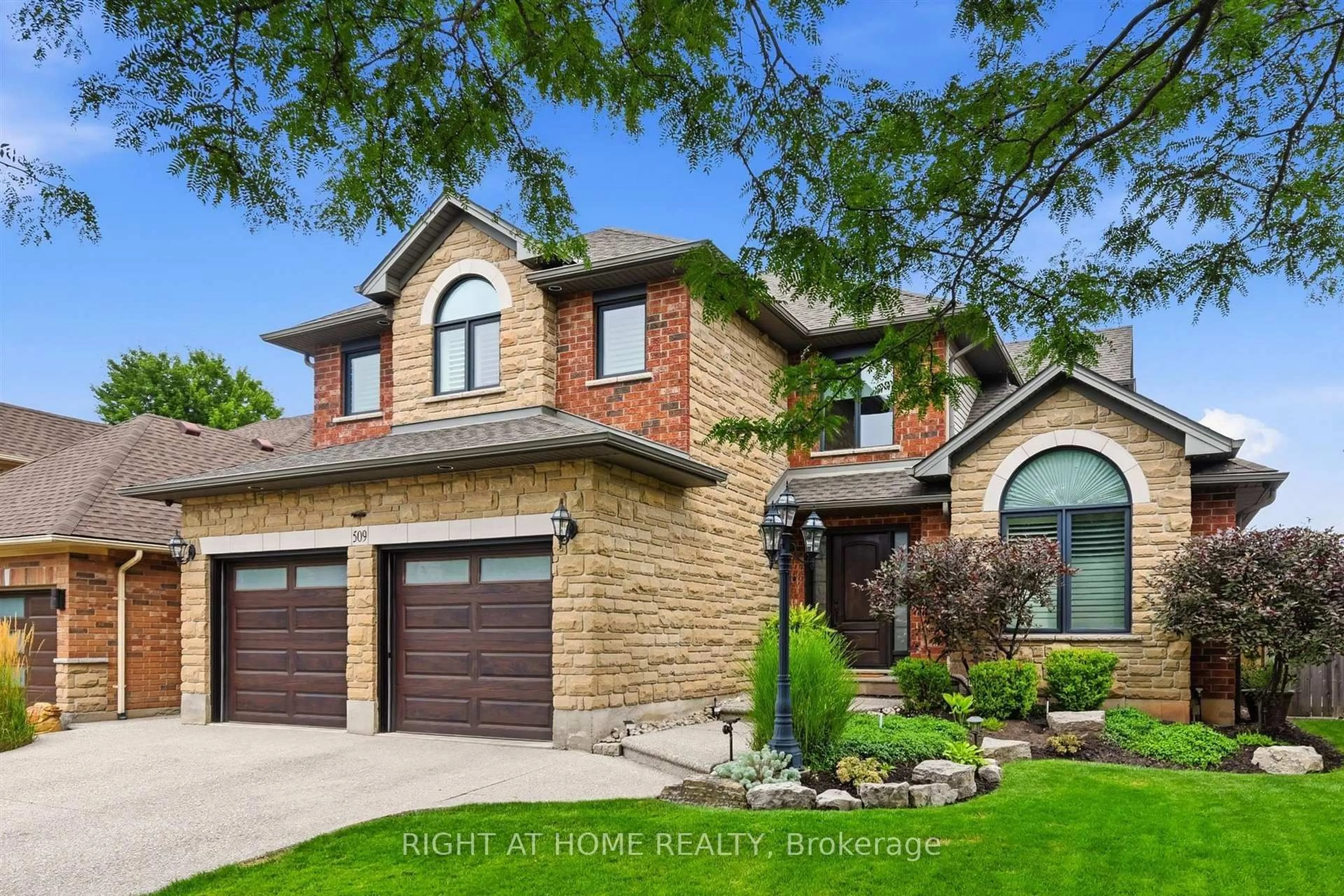 Home with brick exterior material, street for 509 Larkspur Lane, Burlington Ontario L7T 4L8