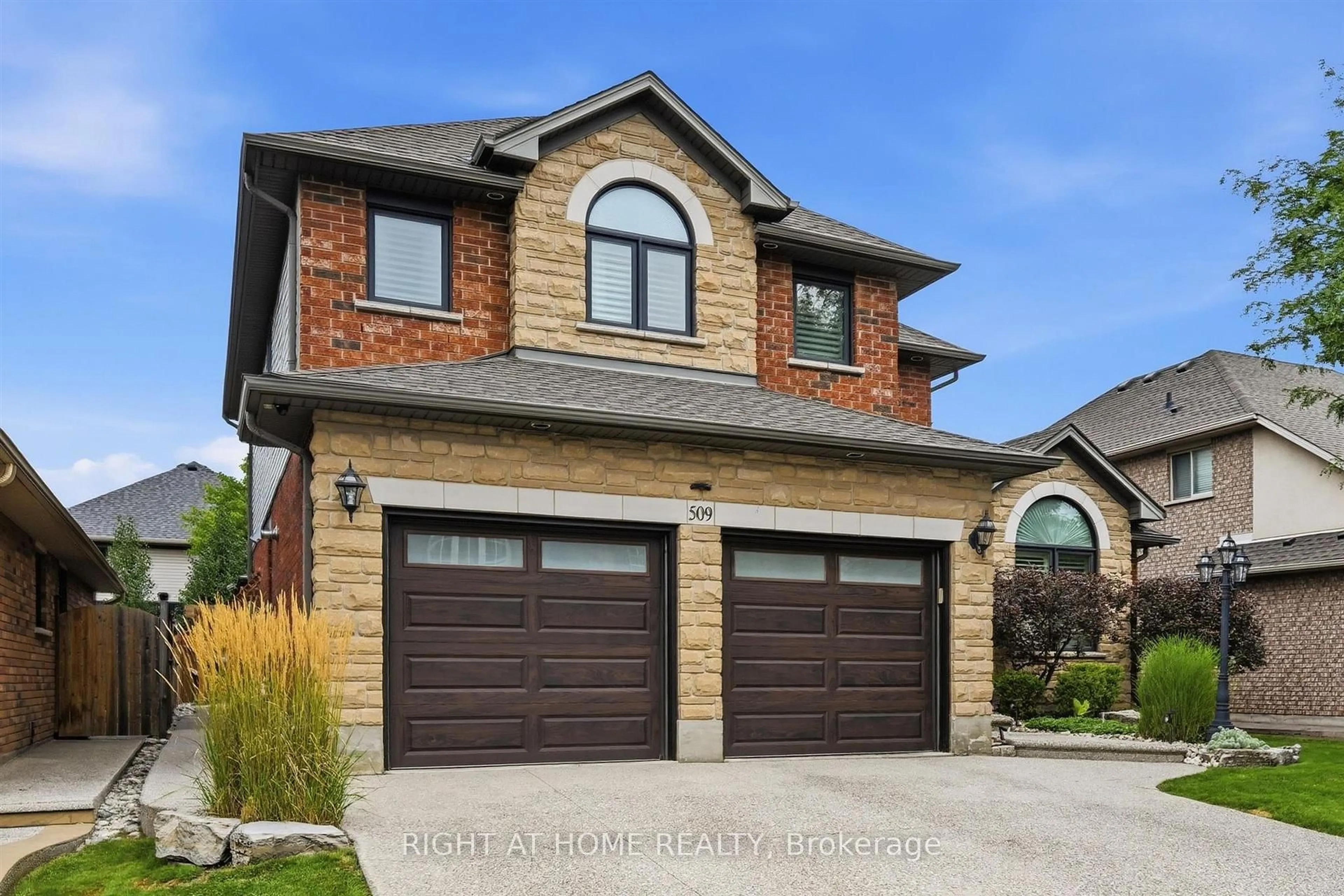 Home with brick exterior material, street for 509 Larkspur Lane, Burlington Ontario L7T 4L8