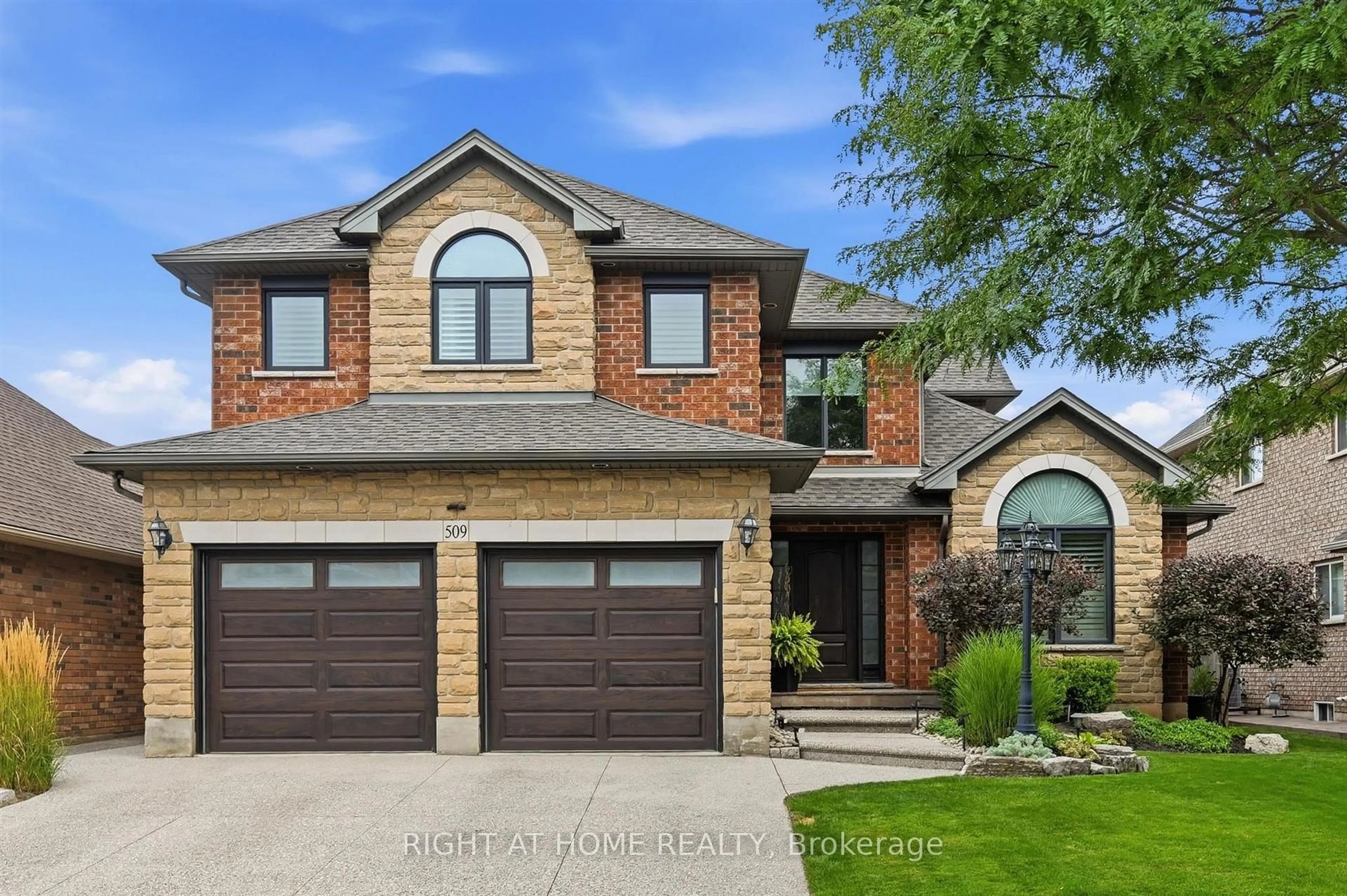 Home with brick exterior material, street for 509 Larkspur Lane, Burlington Ontario L7T 4L8