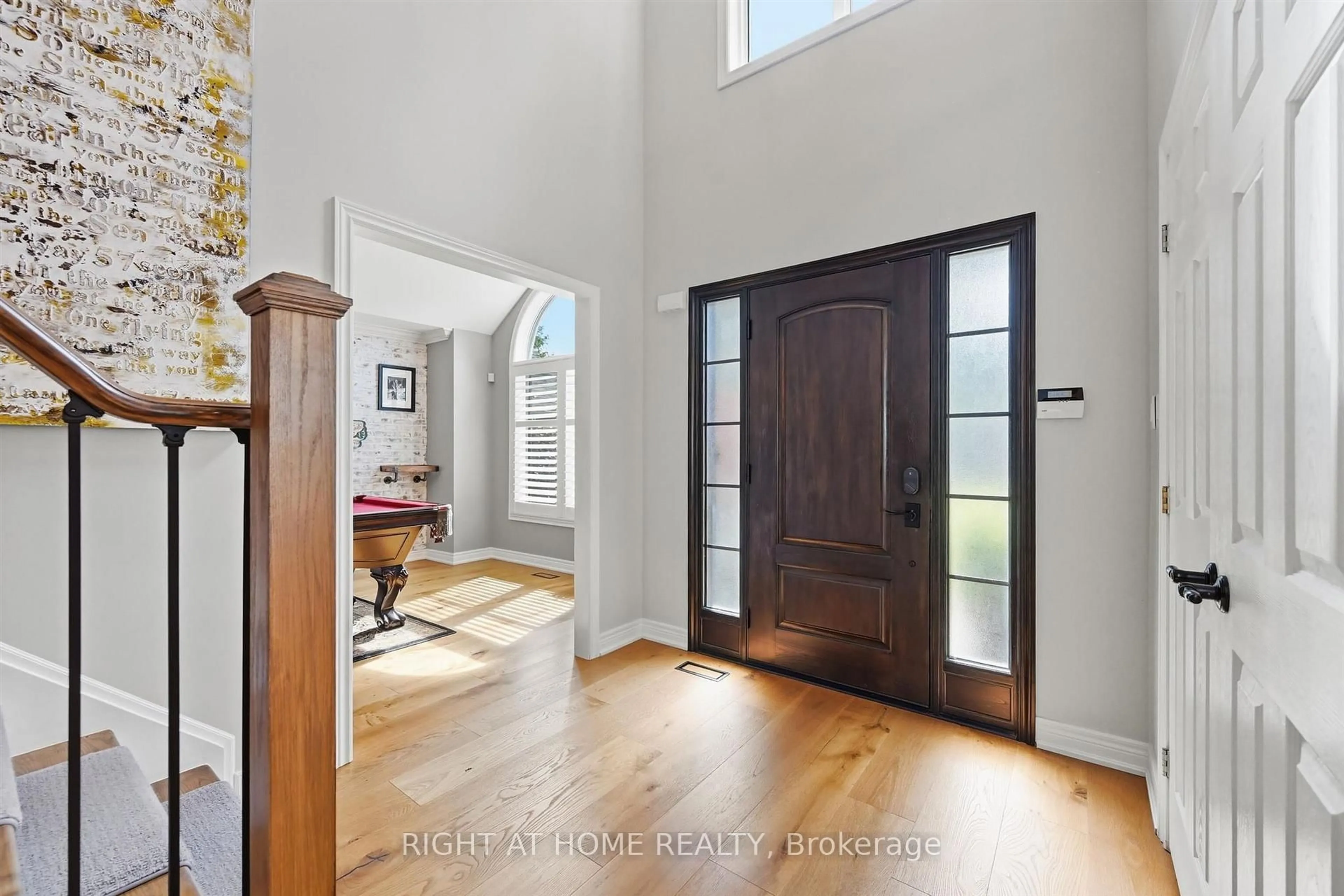Indoor entryway for 509 Larkspur Lane, Burlington Ontario L7T 4L8