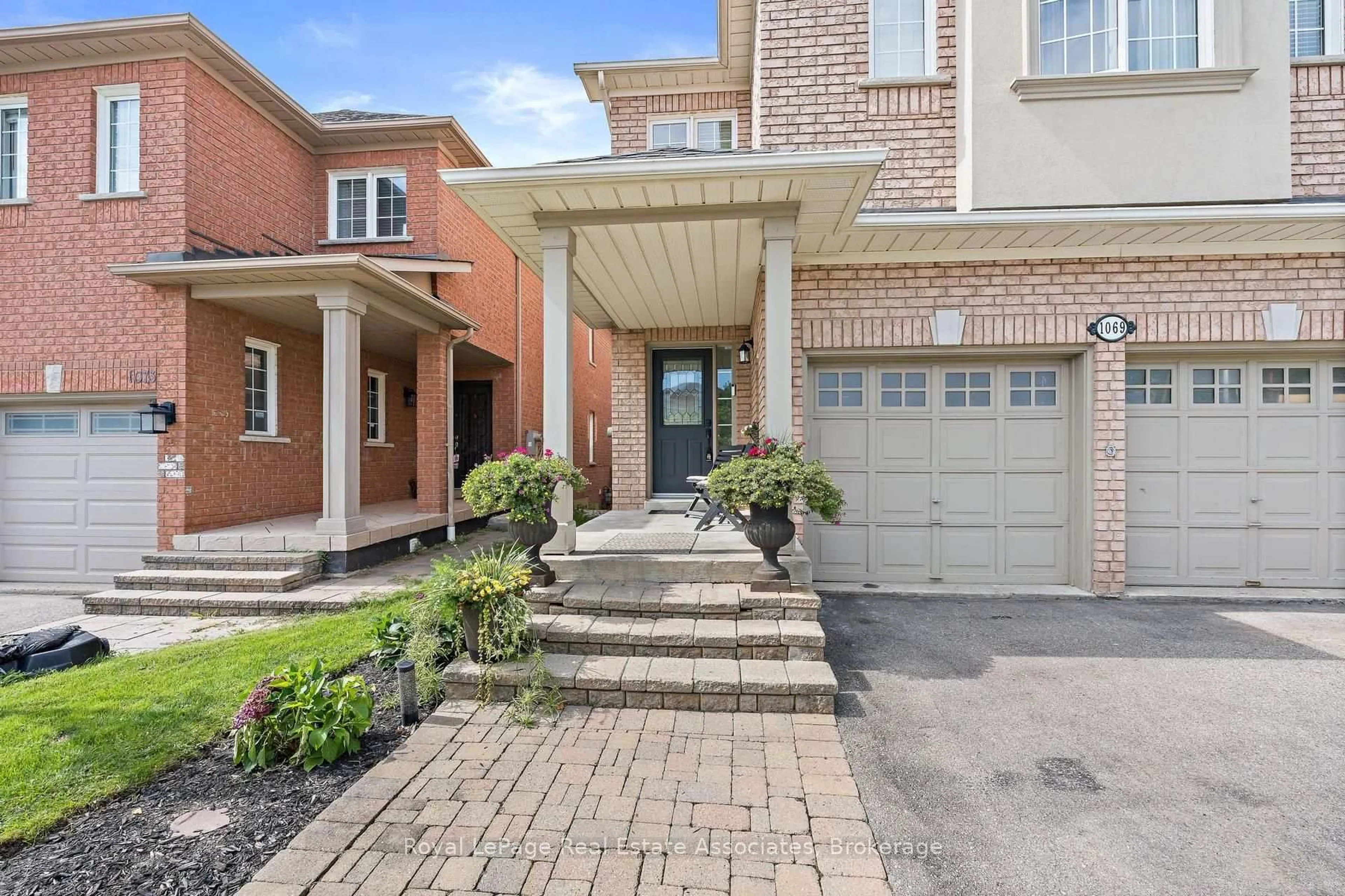 Home with brick exterior material, street for 1069 Knotty Pine Grve, Mississauga Ontario L5W 1J6