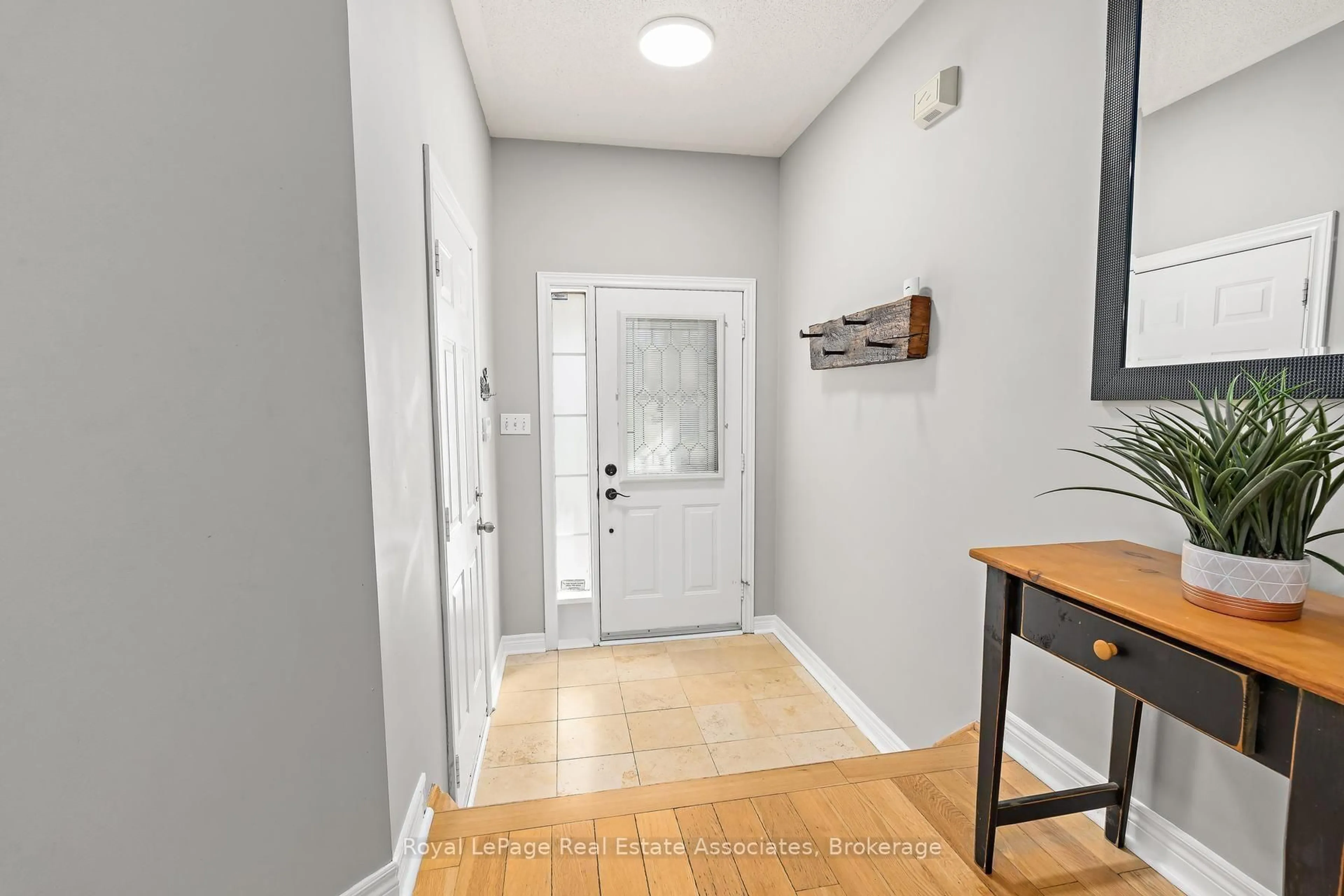 Indoor foyer for 1069 Knotty Pine Grve, Mississauga Ontario L5W 1J6