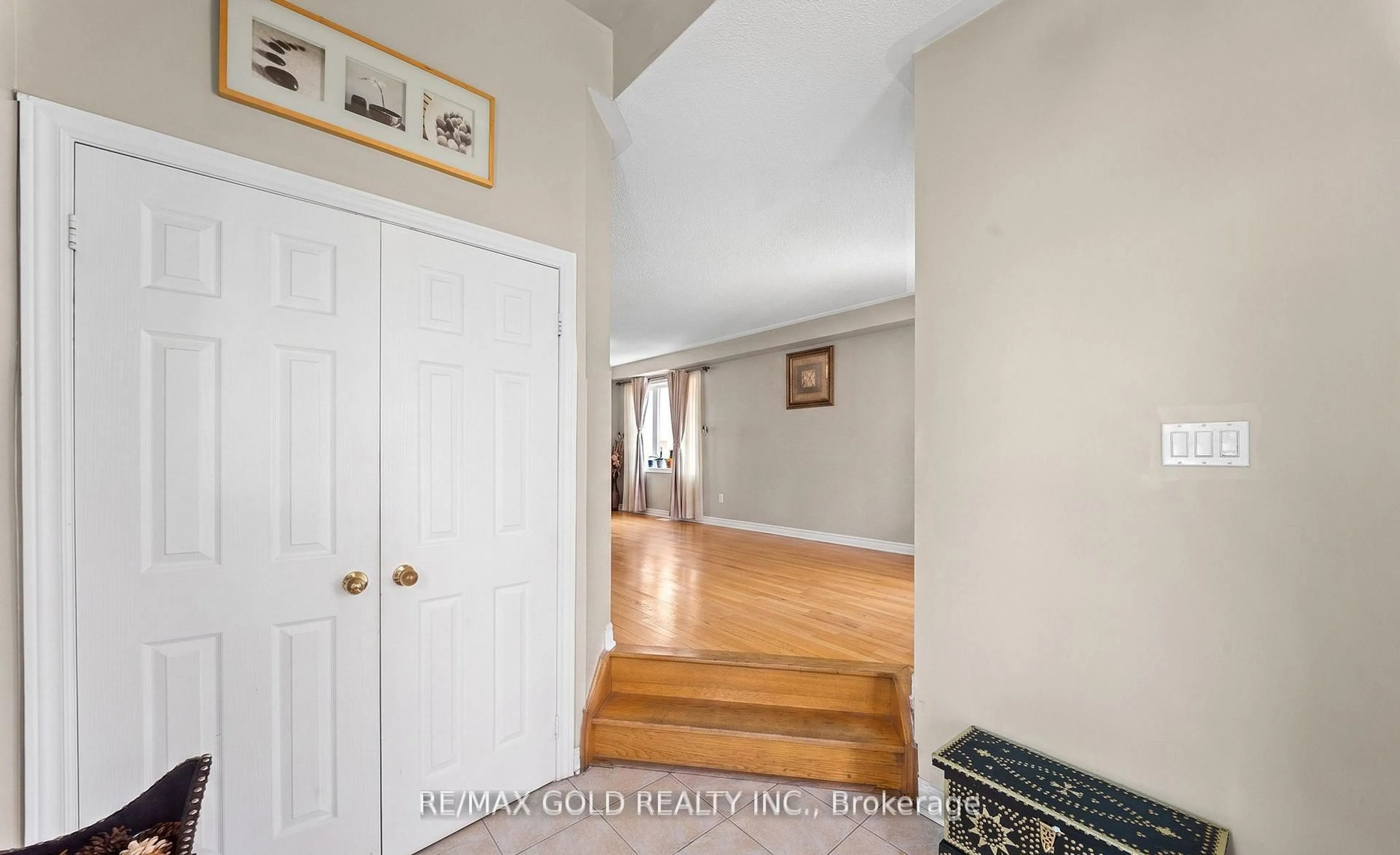 Indoor entryway for 17 Calderstone Rd, Brampton Ontario L6P 2A4