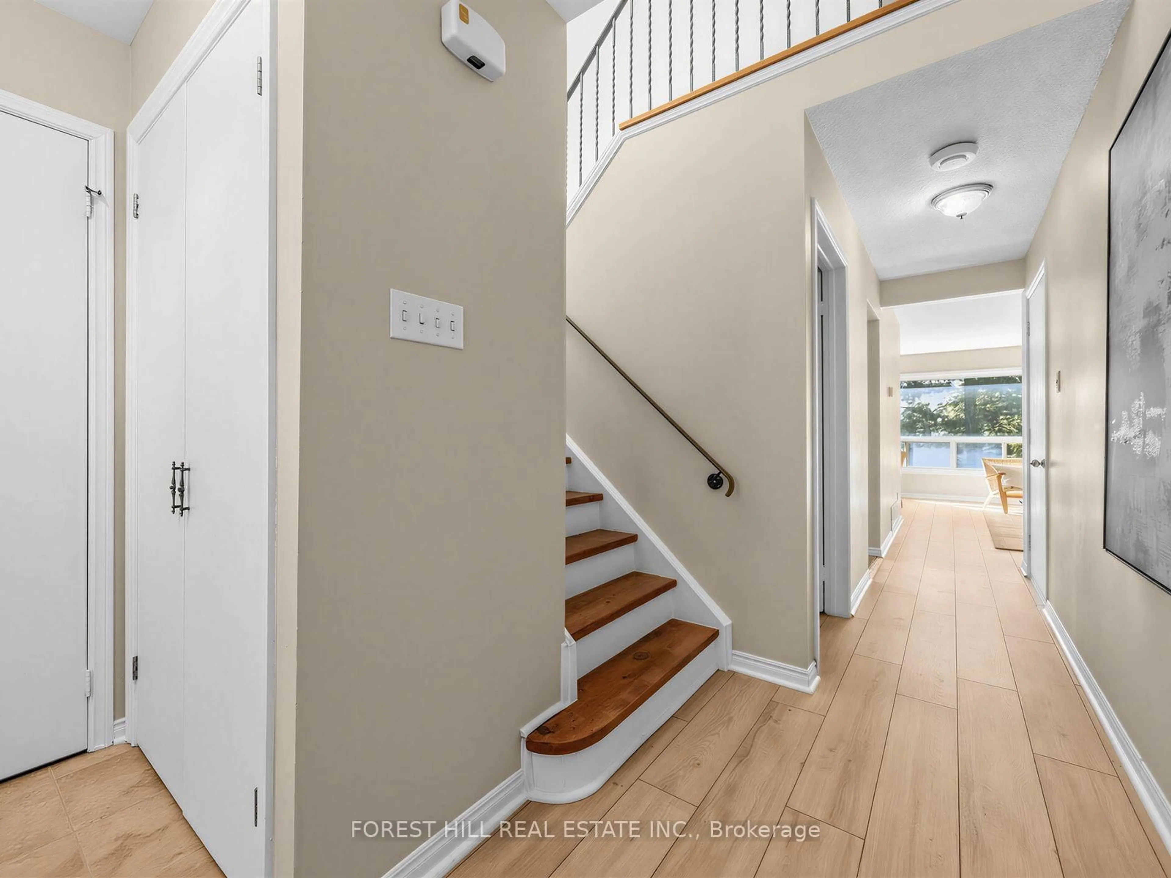 Indoor entryway for 6 Elmvale Ave, Brampton Ontario L6Z 1A5