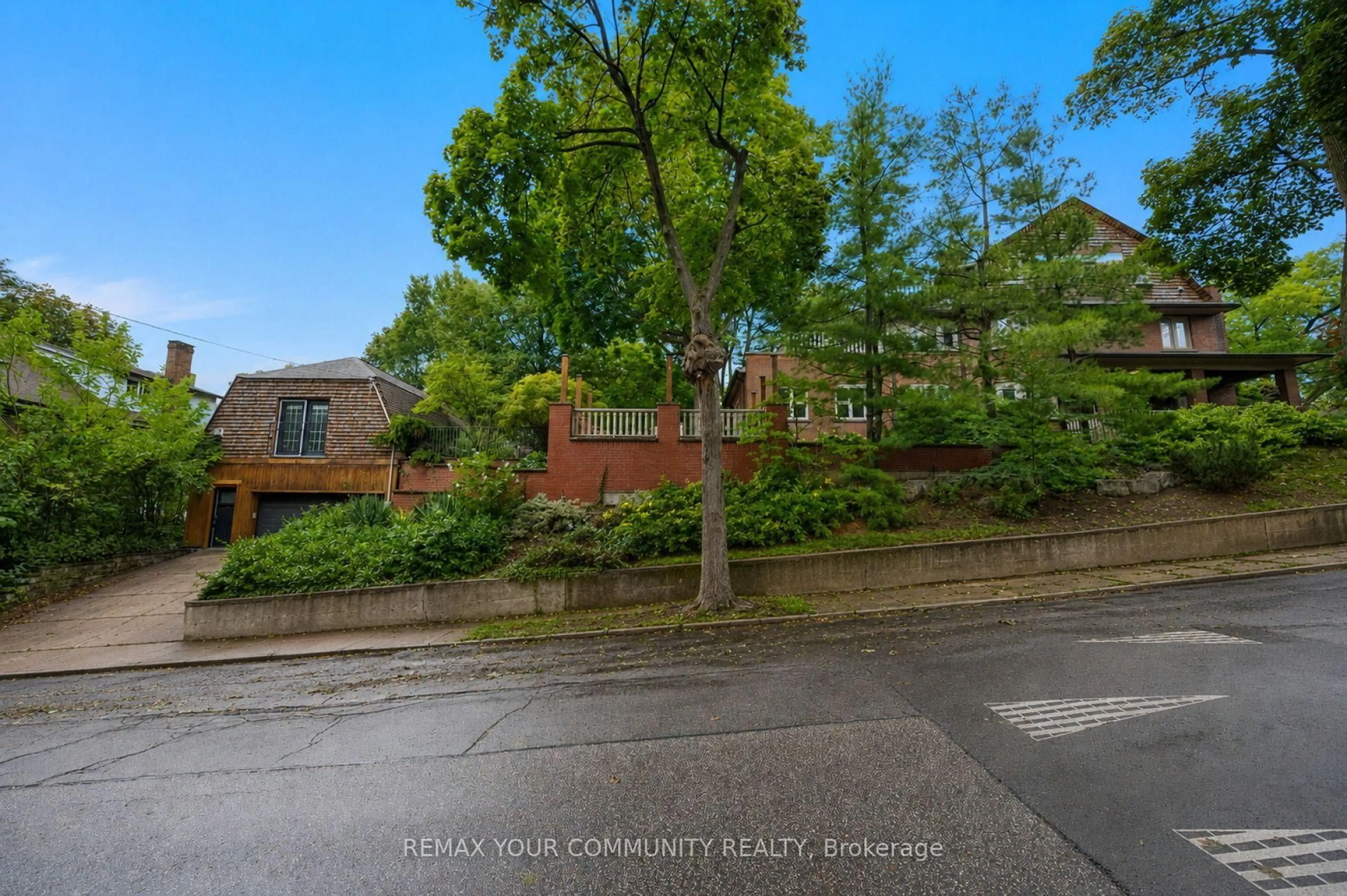 A pic from outside/outdoor area/front of a property/back of a property/a pic from drone, street for 62 Indian Grve, Toronto Ontario M6R 2Y4