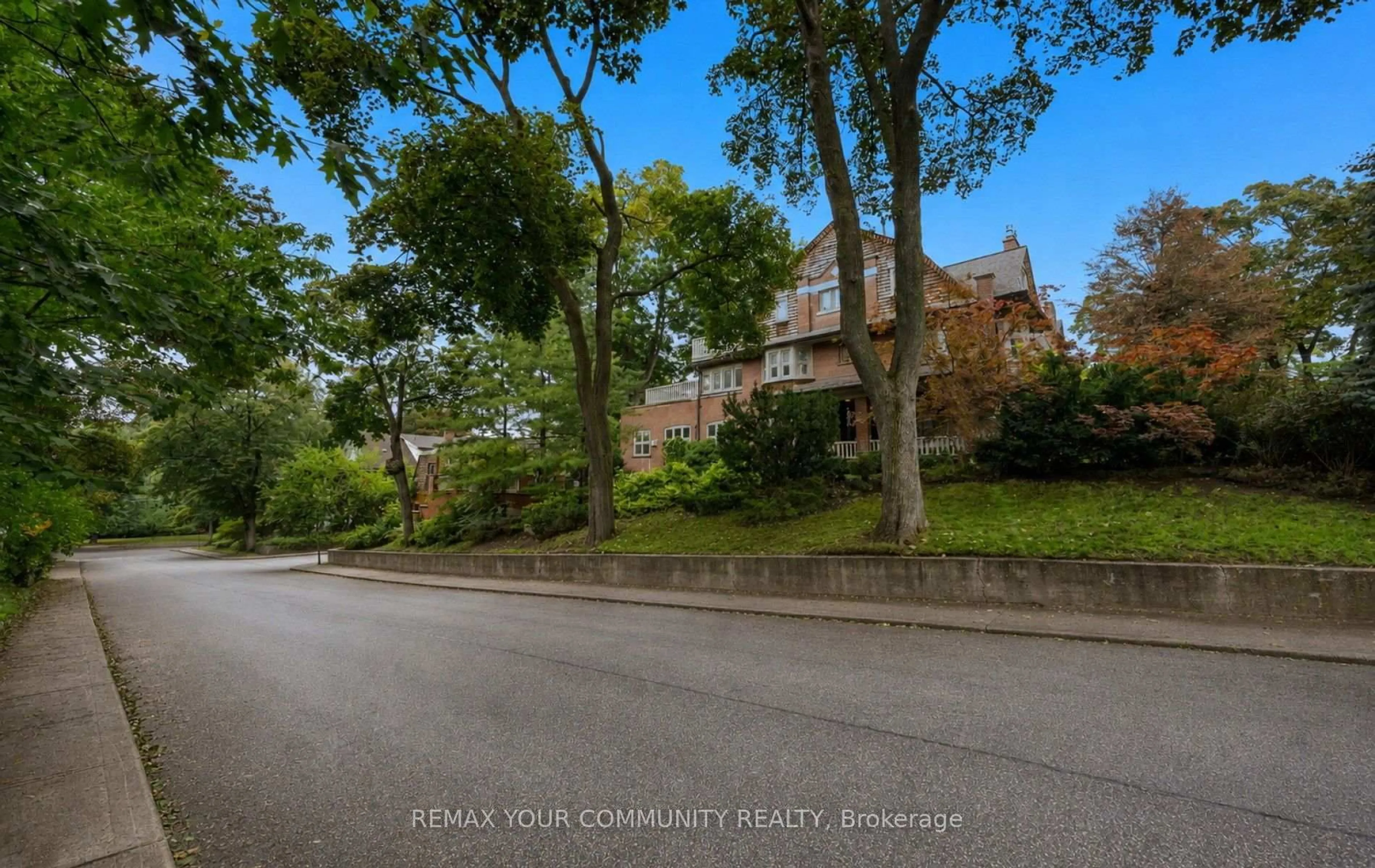 A pic from outside/outdoor area/front of a property/back of a property/a pic from drone, street for 62 Indian Grve, Toronto Ontario M6R 2Y4