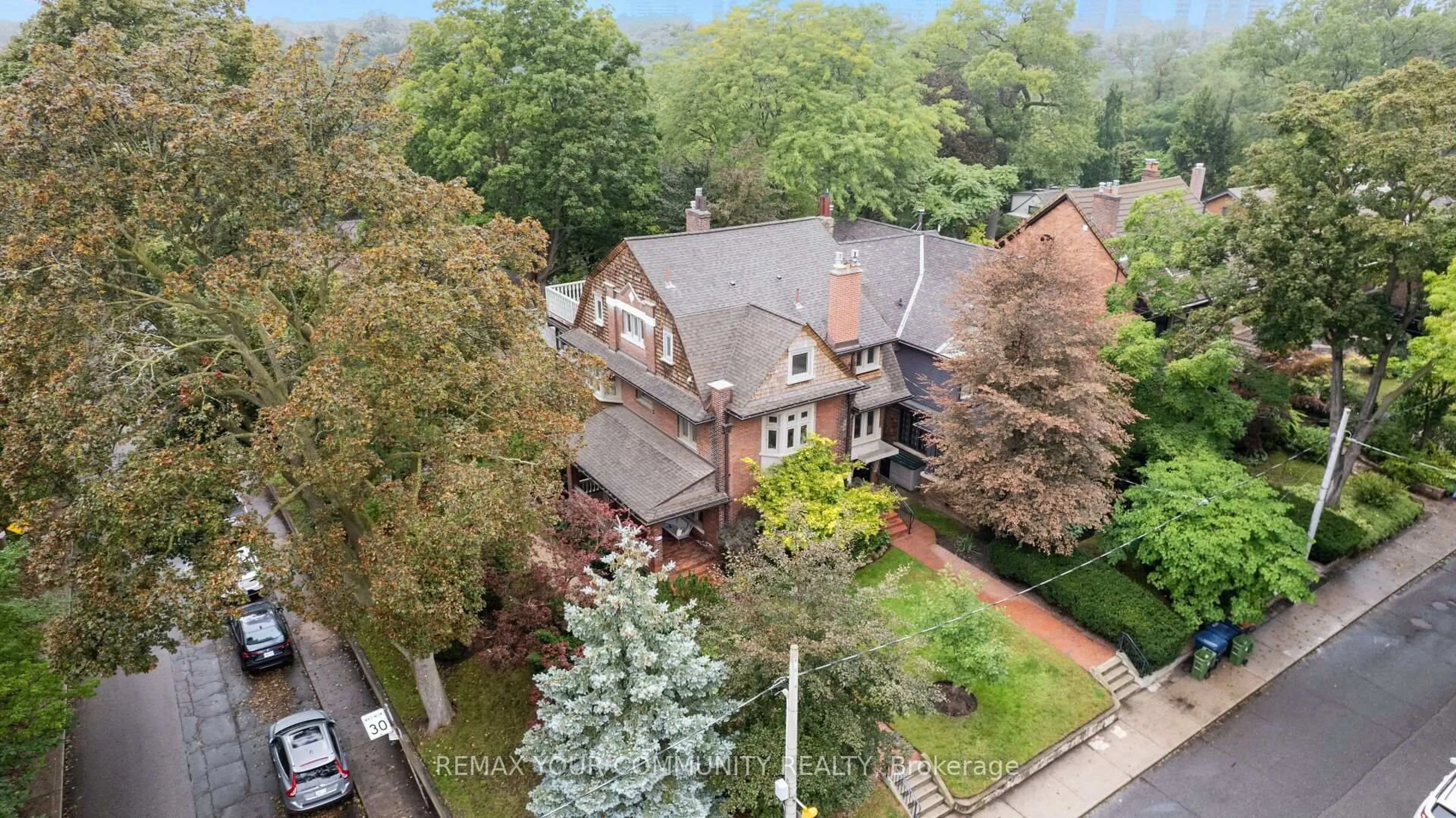 A pic from outside/outdoor area/front of a property/back of a property/a pic from drone, city buildings view from balcony for 62 Indian Grve, Toronto Ontario M6R 2Y4