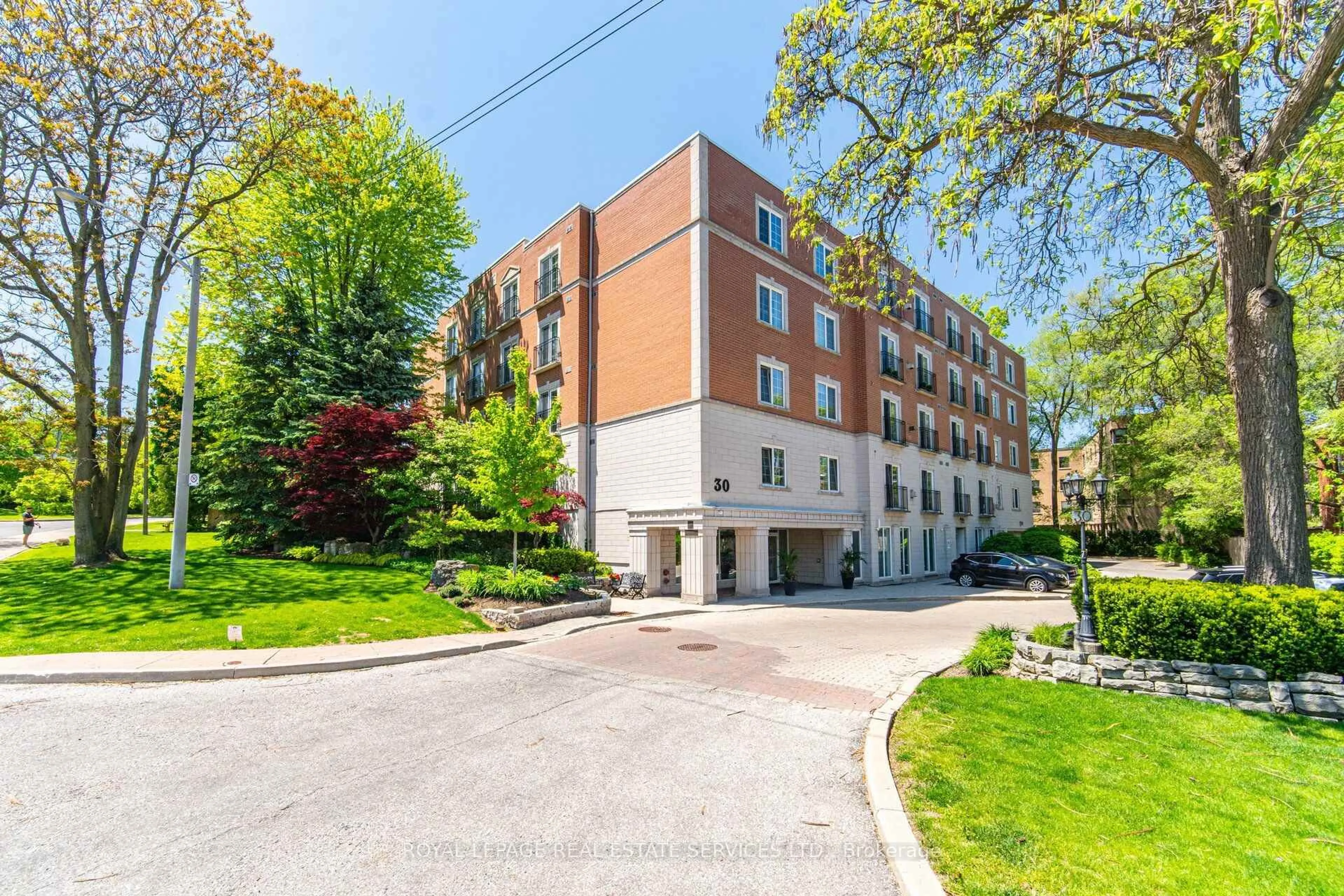 Patio, building for 30 Anglesey Blvd #PH403, Toronto Ontario M9A 3B5